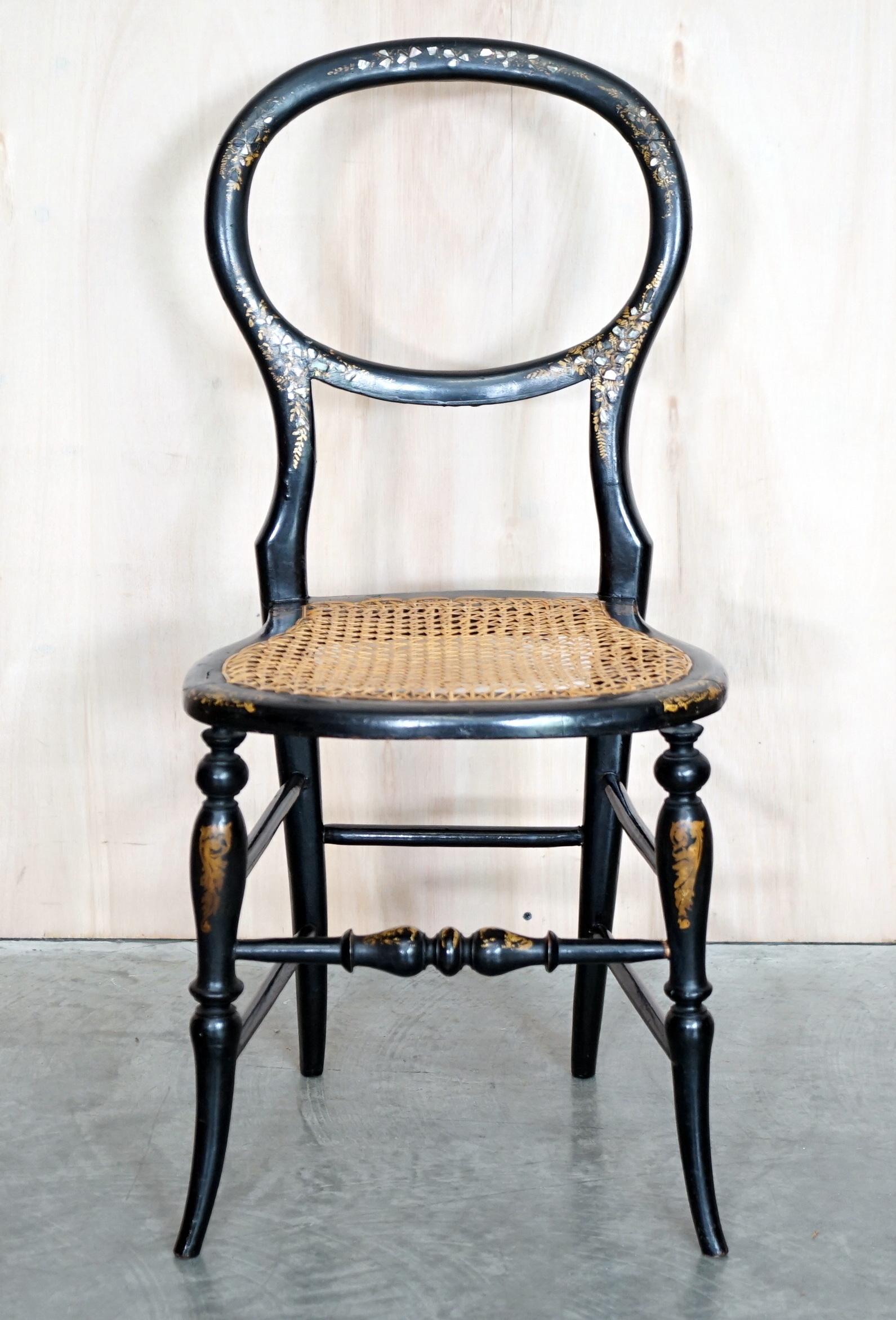 Paar antike Regency Berger Perlmutt Beistellstühle und Tisch (Handgefertigt) im Angebot