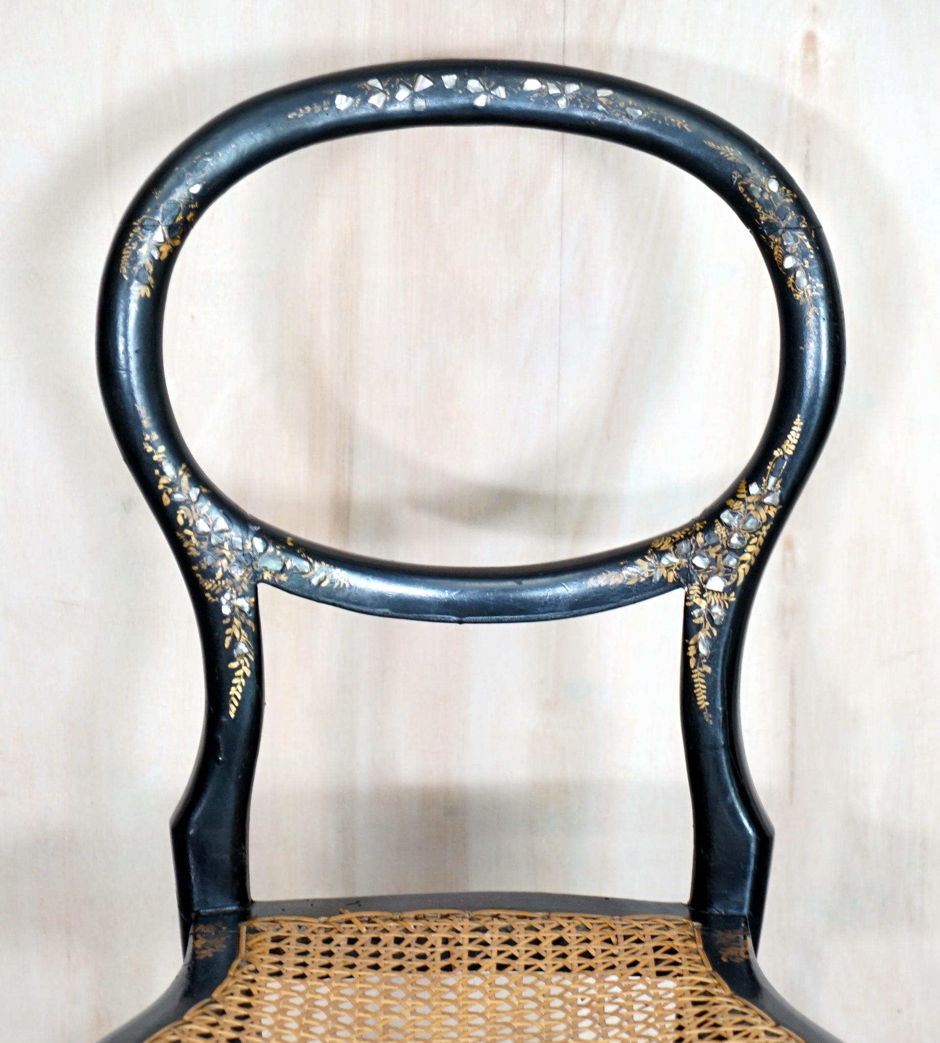Paar antike Regency Berger Perlmutt Beistellstühle und Tisch (Frühes 19. Jahrhundert) im Angebot