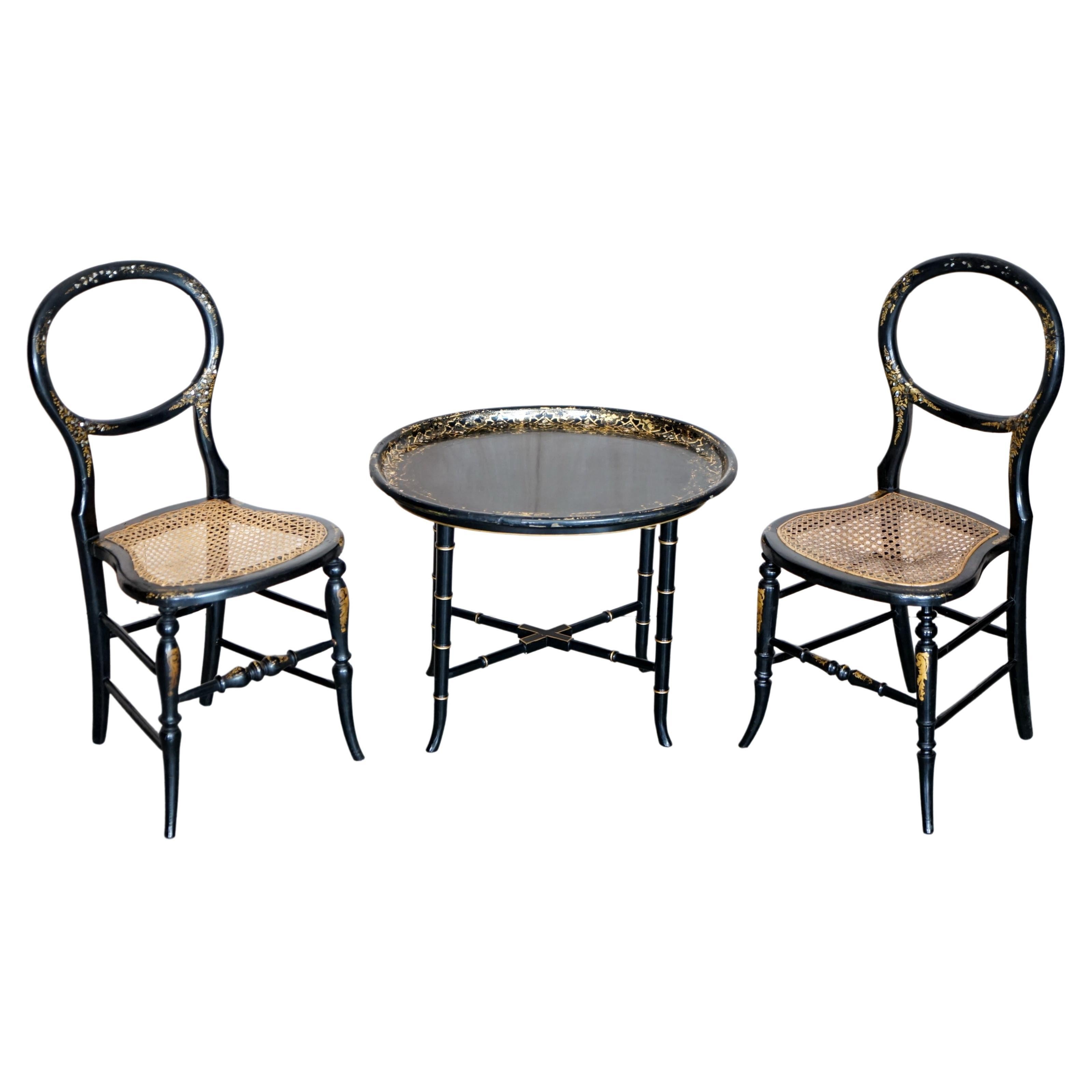 Paar antike Regency Berger Perlmutt Beistellstühle und Tisch