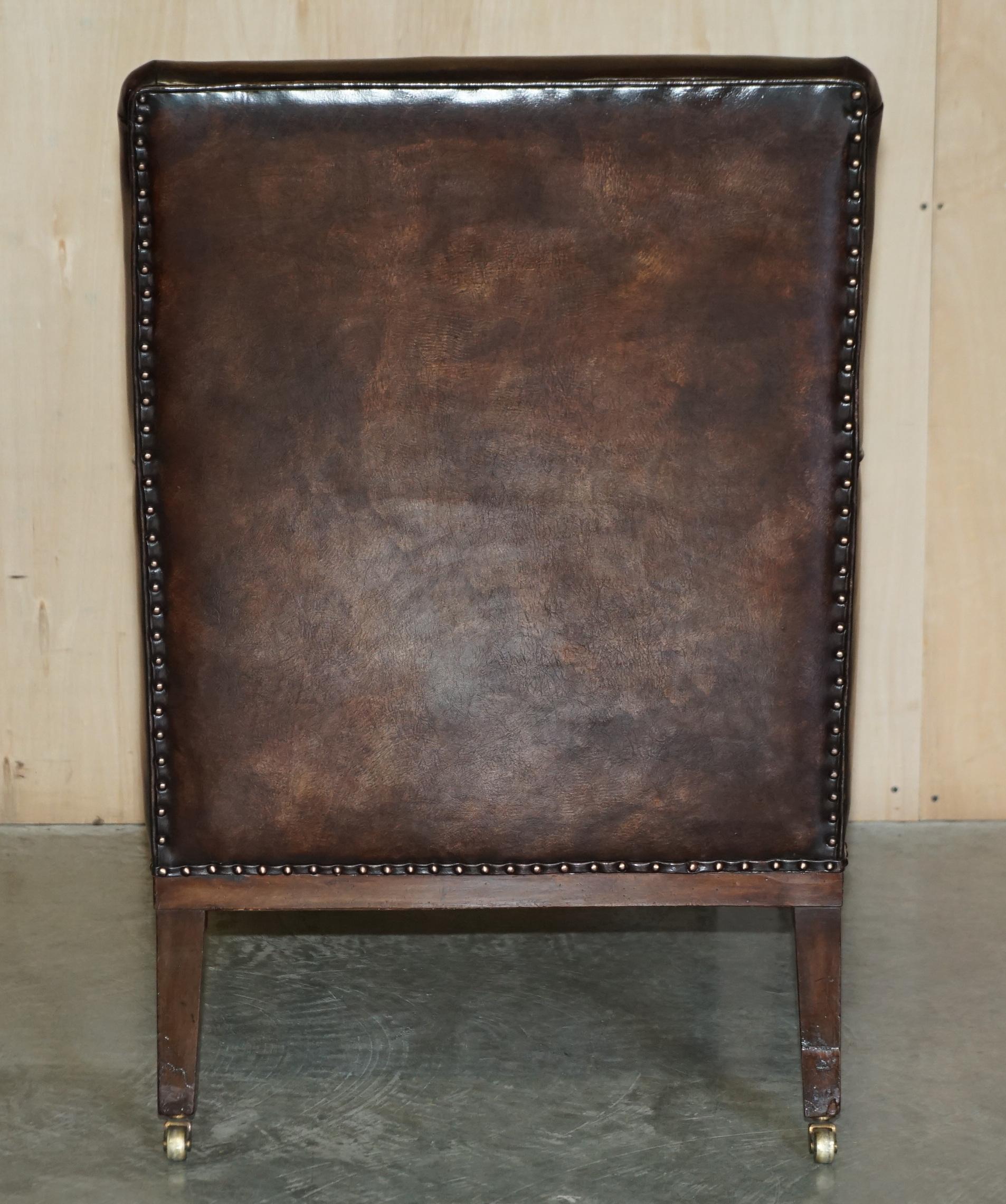 Paire de fauteuils à rallonge Chesterfield en cuir marron de style Régence antique en vente 7