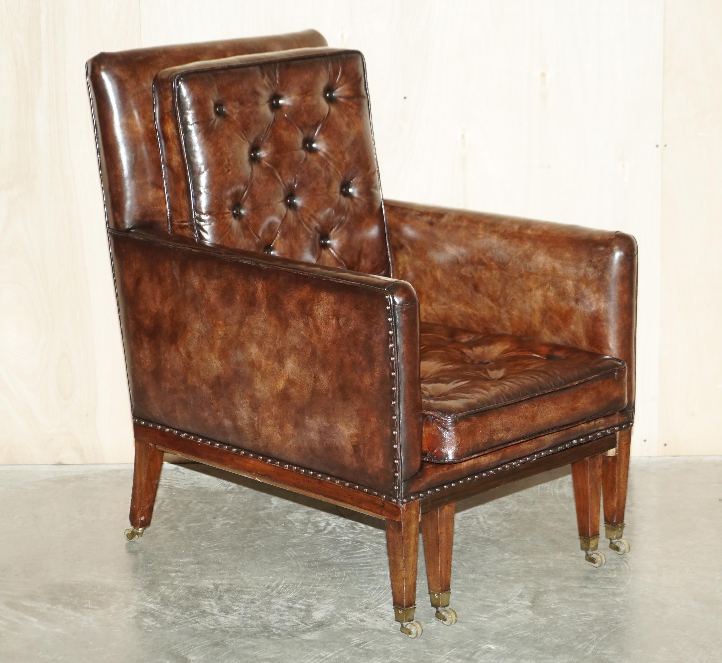 Nous sommes ravis d'offrir à la vente cette belle paire de fauteuils Chesterfield en cuir brun teint à la main, datant d'environ 1810-1820, entièrement restaurés, avec poufs cachés

Ces chaises ont été entièrement restaurées : le cuir a été décapé
