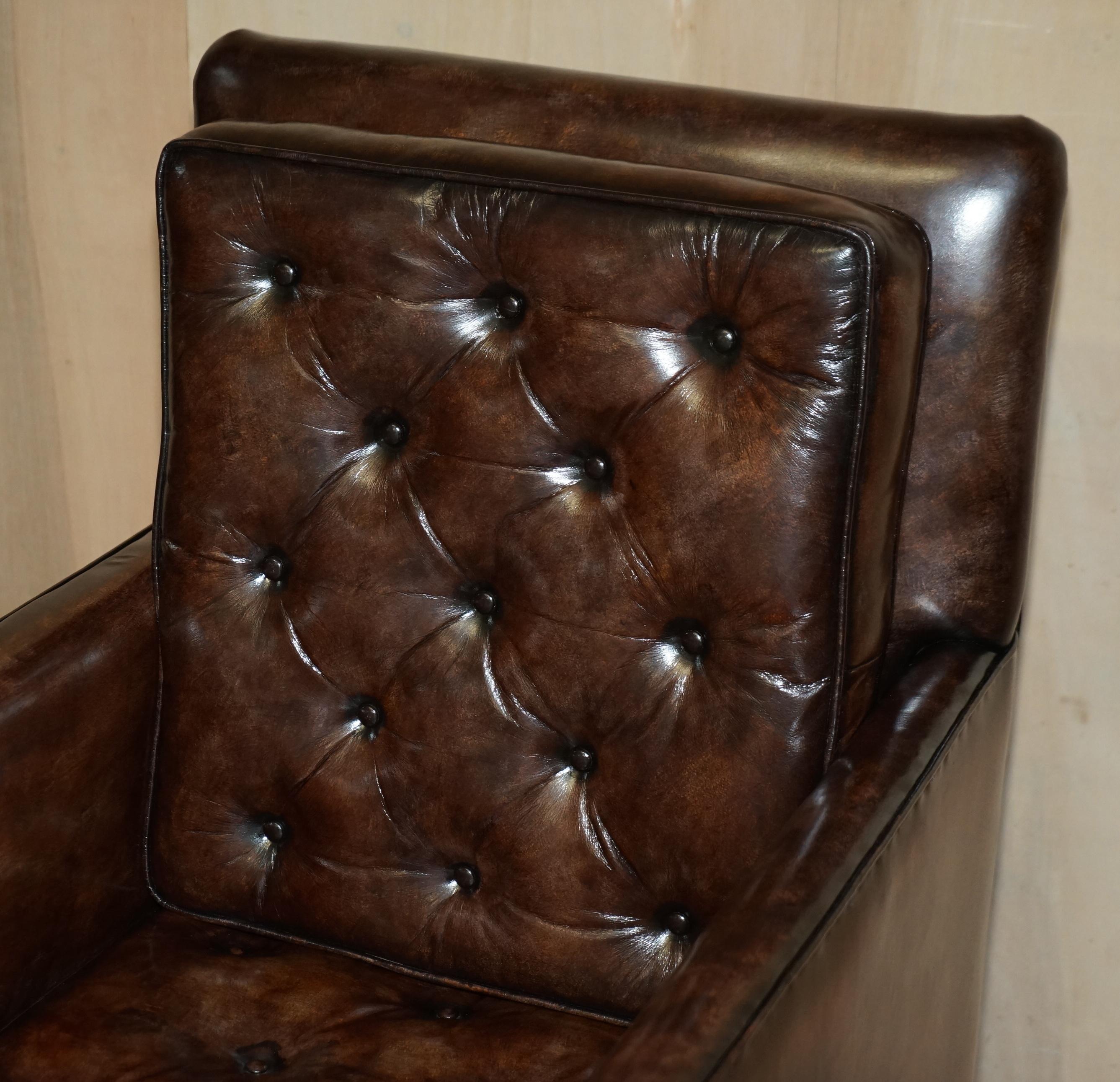 Anglais Paire de fauteuils à rallonge Chesterfield en cuir marron de style Régence antique en vente