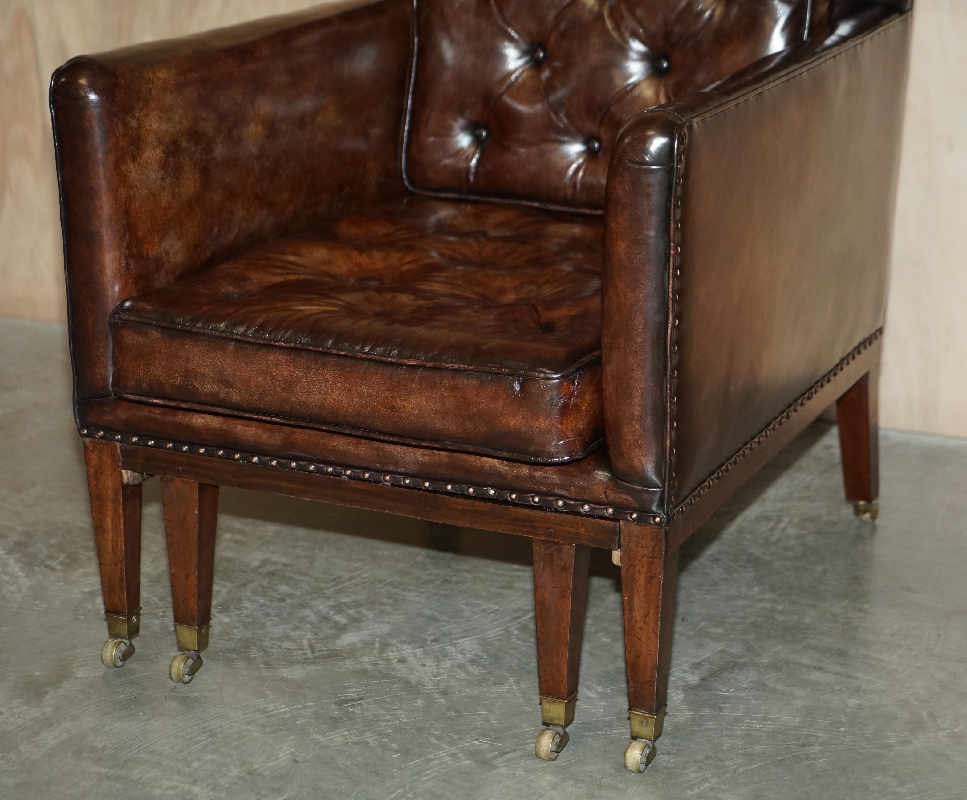 Début du XIXe siècle Paire de fauteuils à rallonge Chesterfield en cuir marron de style Régence antique en vente
