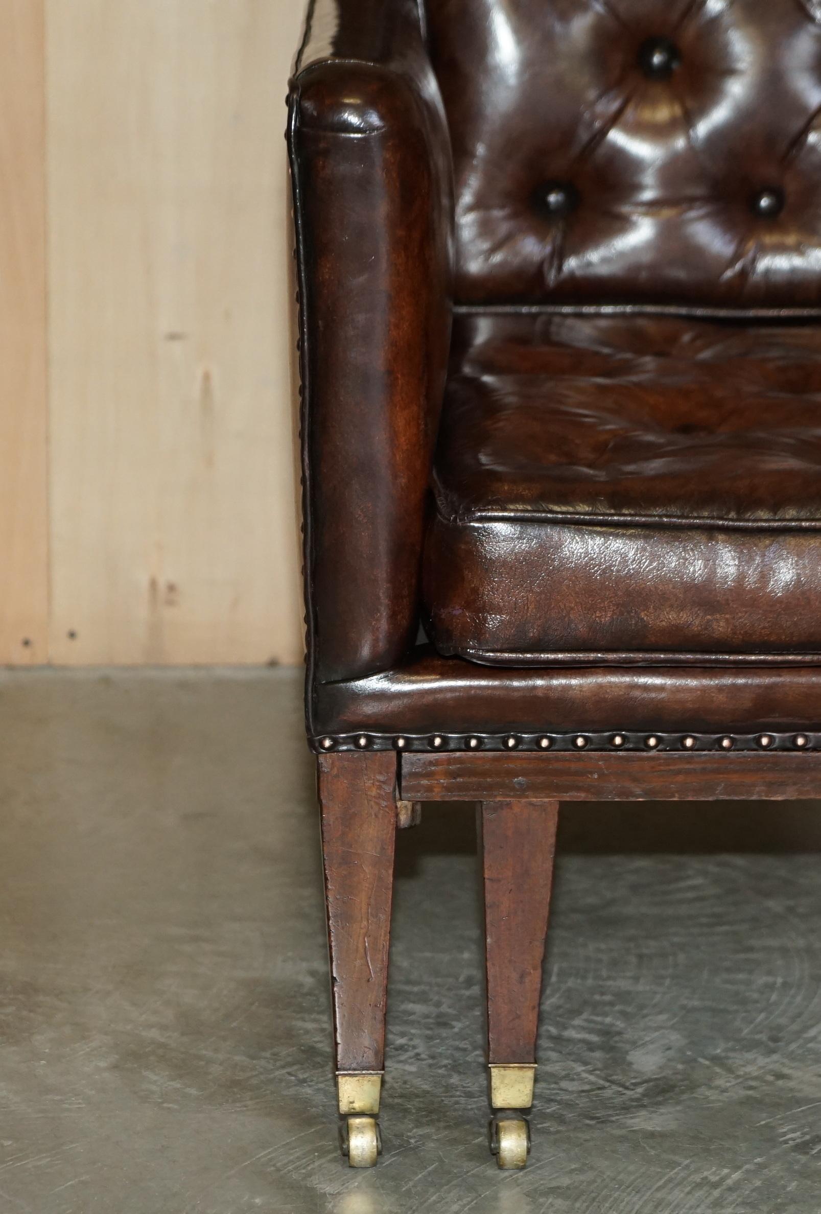 Cuir Paire de fauteuils à rallonge Chesterfield en cuir marron de style Régence antique en vente