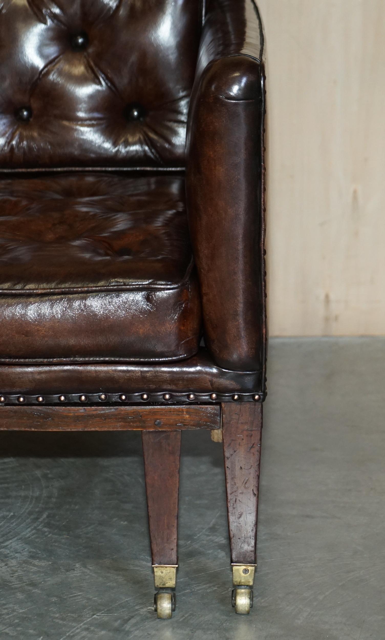 Paire de fauteuils à rallonge Chesterfield en cuir marron de style Régence antique en vente 1