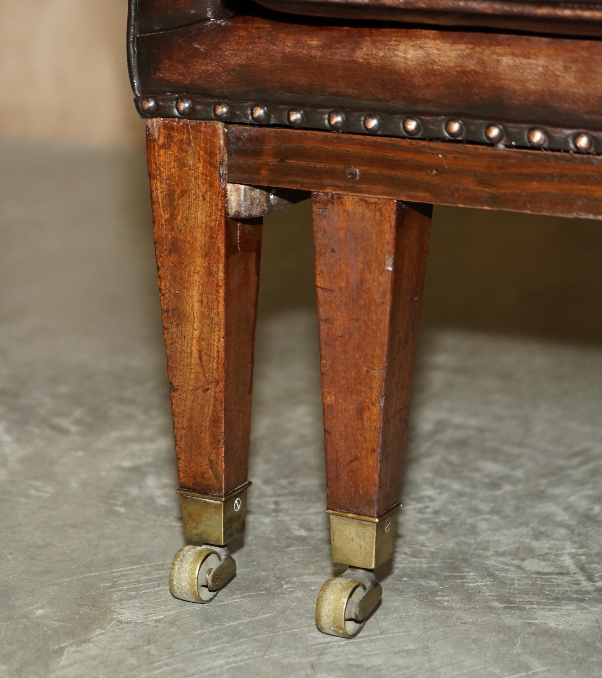 Paire de fauteuils à rallonge Chesterfield en cuir marron de style Régence antique en vente 2