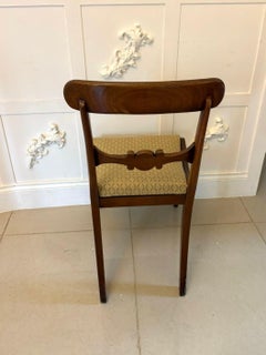 Paar antike geschnitzte Mahagoni-Beistellstühle aus der Regency-Zeit