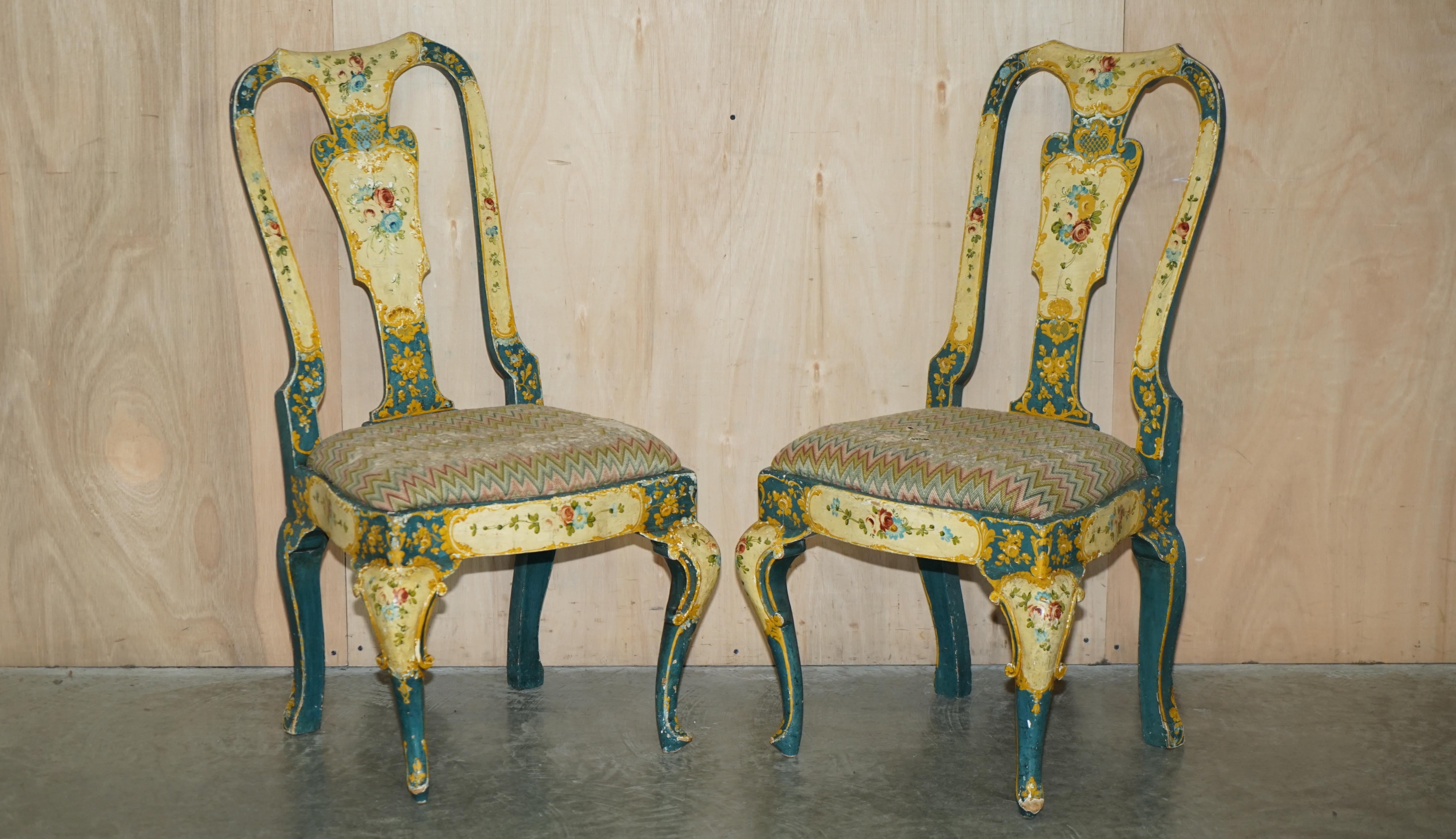 Royal House Antiques

Royal House Antiques freut sich, diese atemberaubende und außerordentlich seltene Garnitur von zwei Beistellstühlen im Queen-Anne-Stil mit einem passenden Beistelltisch in der originalen Blumenbemalung (ca. 1810-1820) aus dem