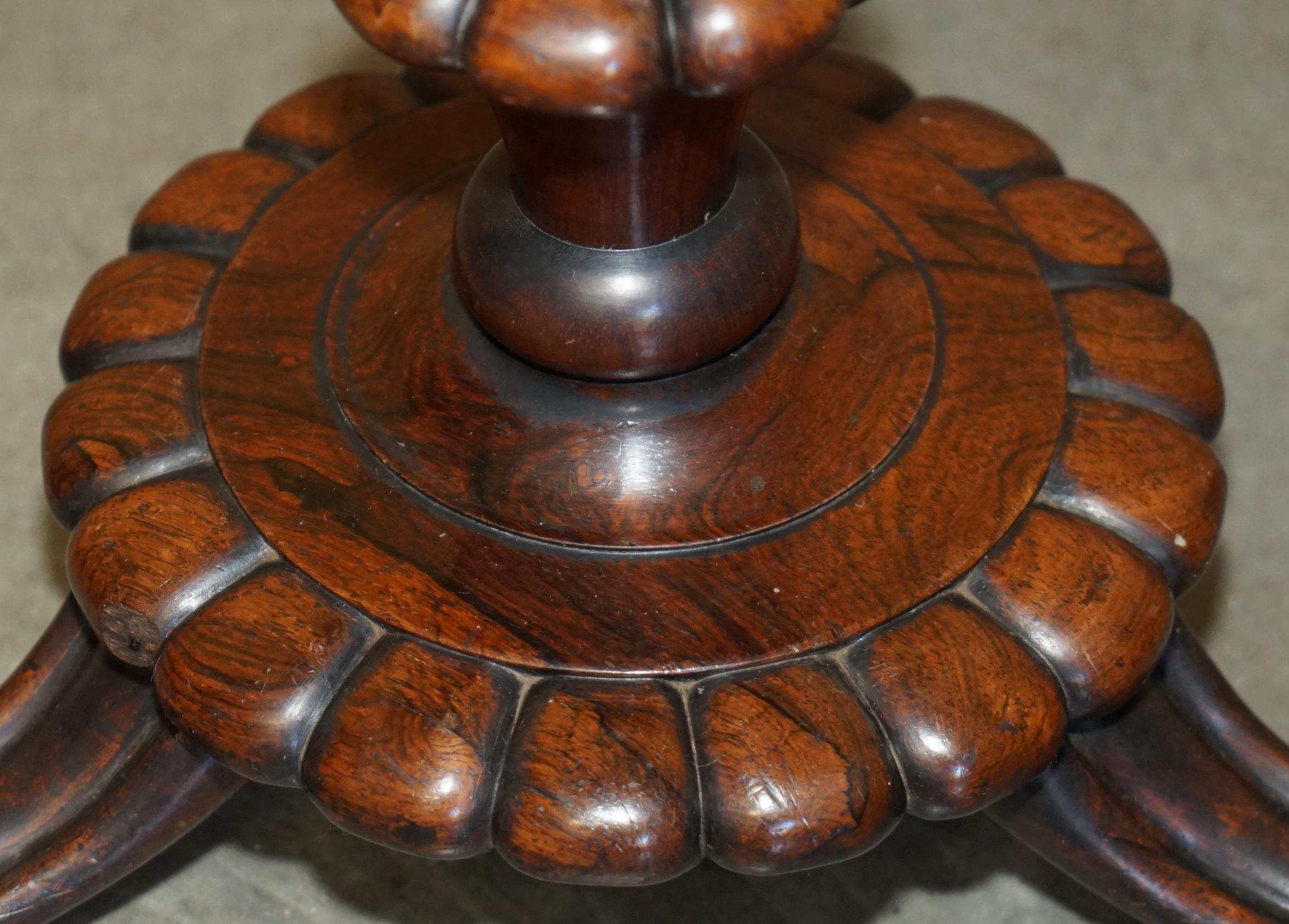 COPPIA DI TAVOLINI DA LAMPADA ANTIQUE REGENCY CIRCA 1815 IN LEGNO DURO E PELLE MARRONE SiDE in vendita 2