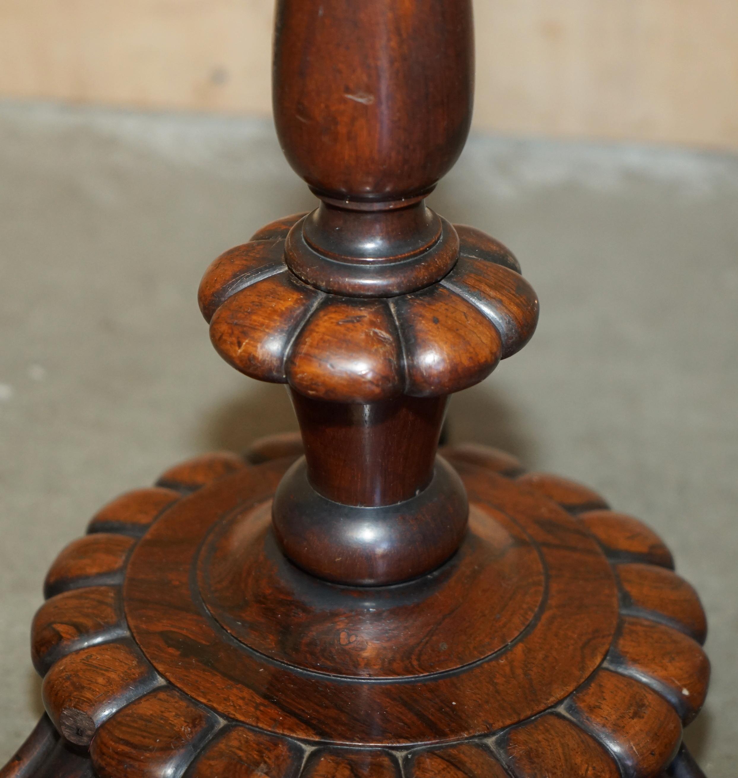 COPPIA DI TAVOLINI DA LAMPADA ANTIQUE REGENCY CIRCA 1815 IN LEGNO DURO E PELLE MARRONE SiDE in vendita 3