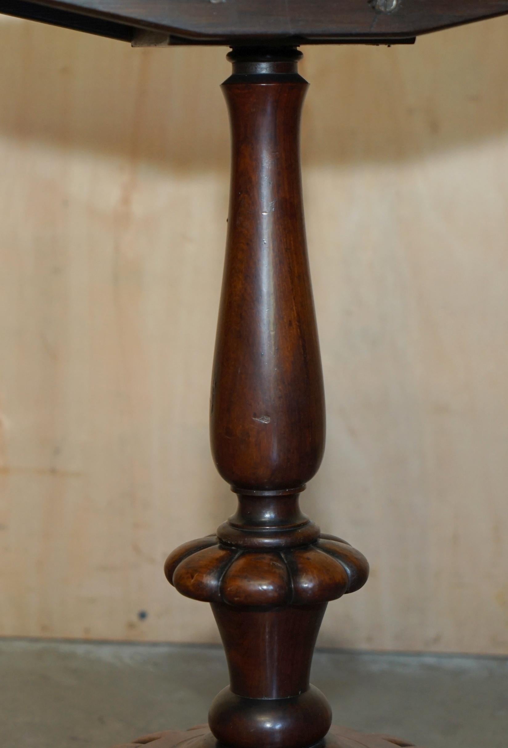COPPIA DI TAVOLINI DA LAMPADA ANTIQUE REGENCY CIRCA 1815 IN LEGNO DURO E PELLE MARRONE SiDE in vendita 4