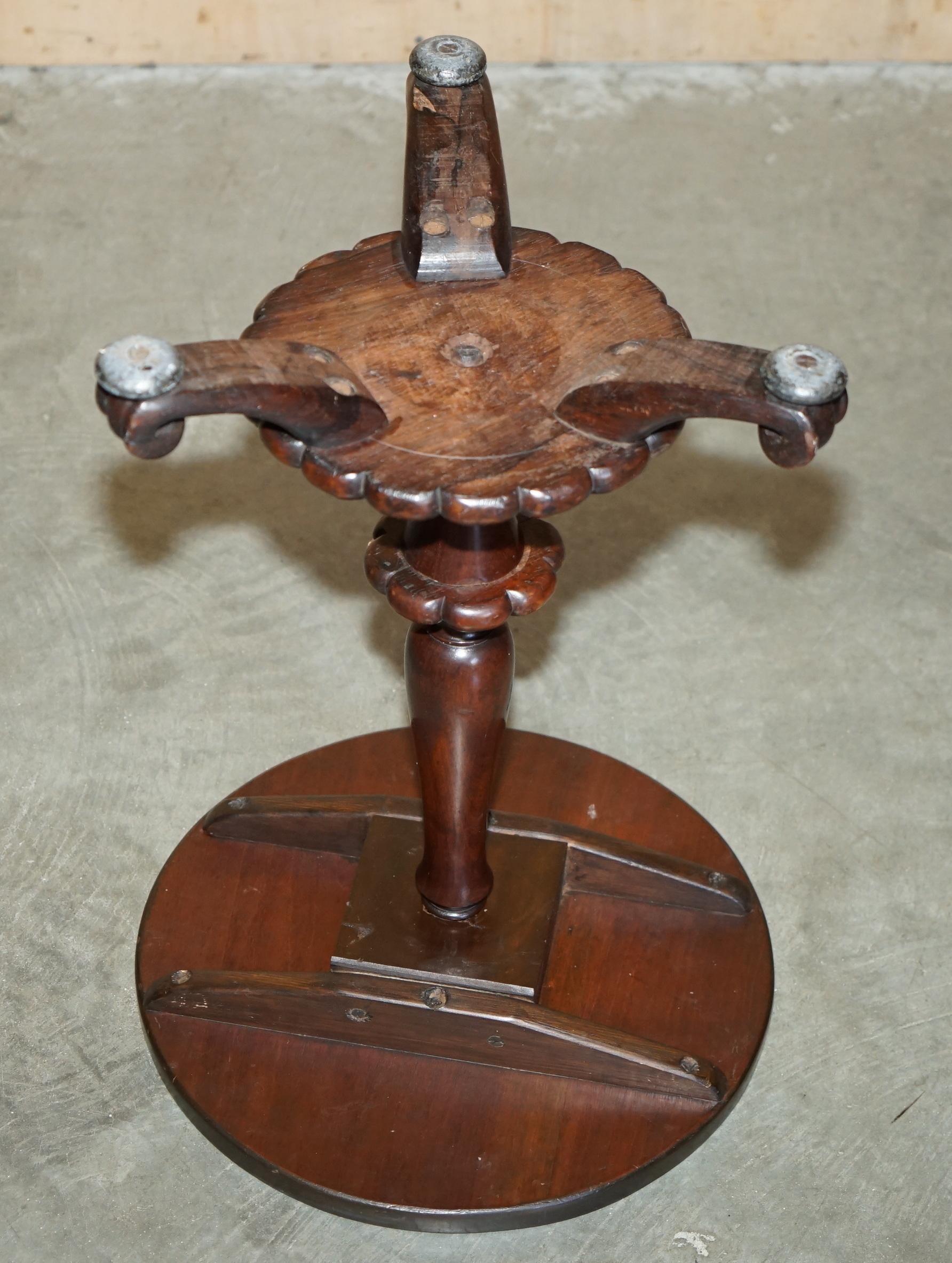 COPPIA DI TAVOLINI DA LAMPADA ANTIQUE REGENCY CIRCA 1815 IN LEGNO DURO E PELLE MARRONE SiDE in vendita 5