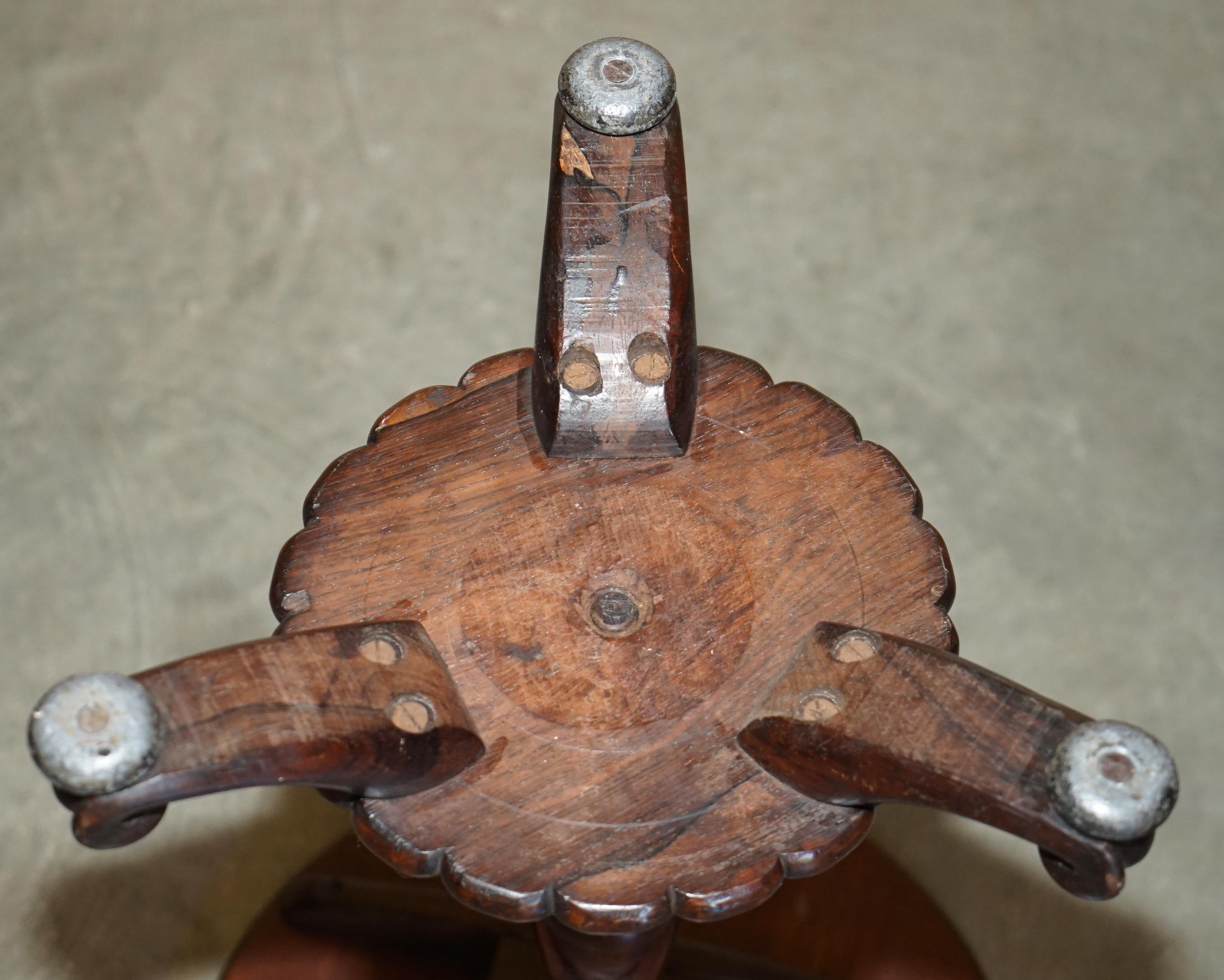 COPPIA DI TAVOLINI DA LAMPADA ANTIQUE REGENCY CIRCA 1815 IN LEGNO DURO E PELLE MARRONE SiDE in vendita 6