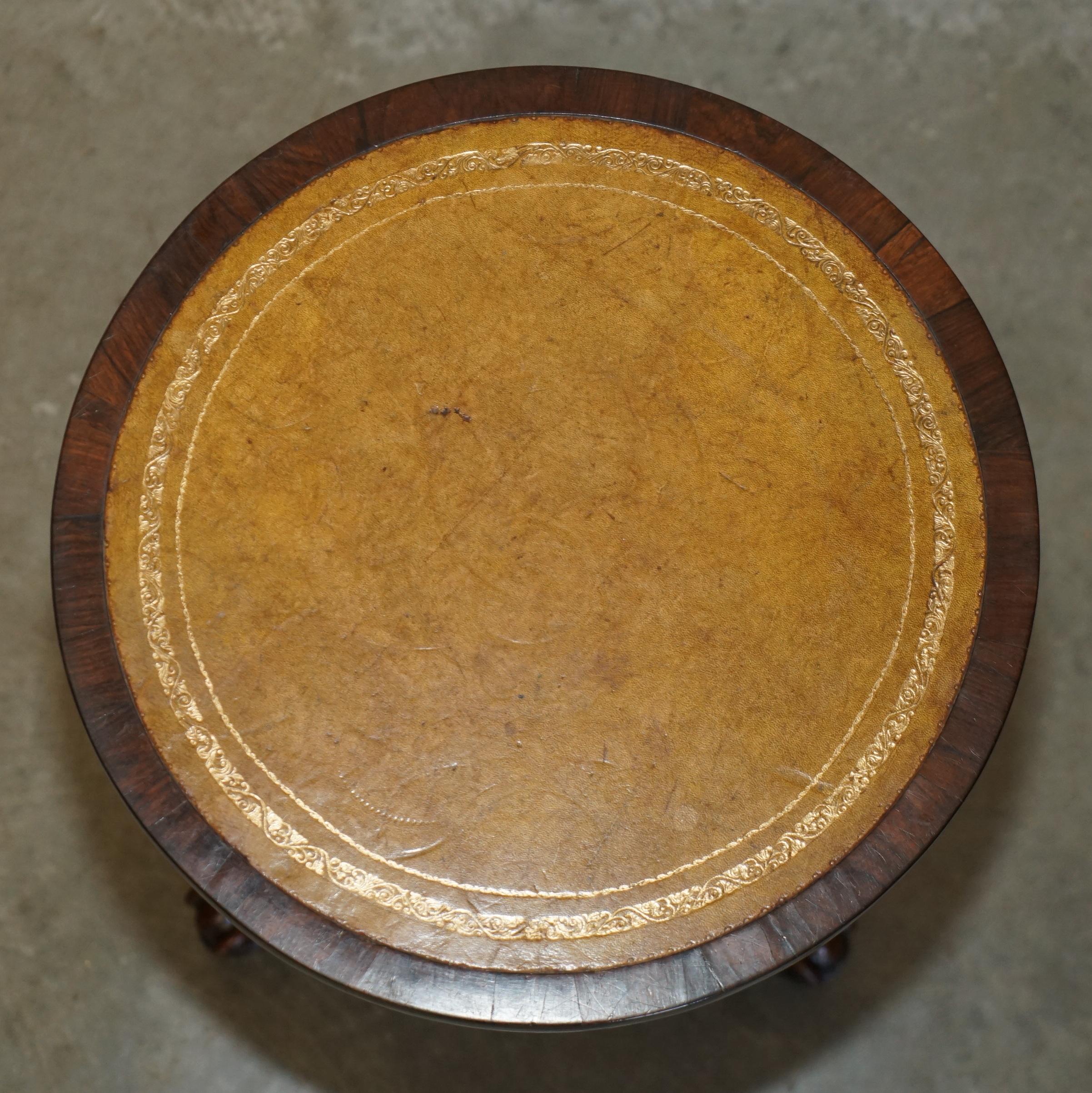 COPPIA DI TAVOLINI DA LAMPADA ANTIQUE REGENCY CIRCA 1815 IN LEGNO DURO E PELLE MARRONE SiDE in vendita 8