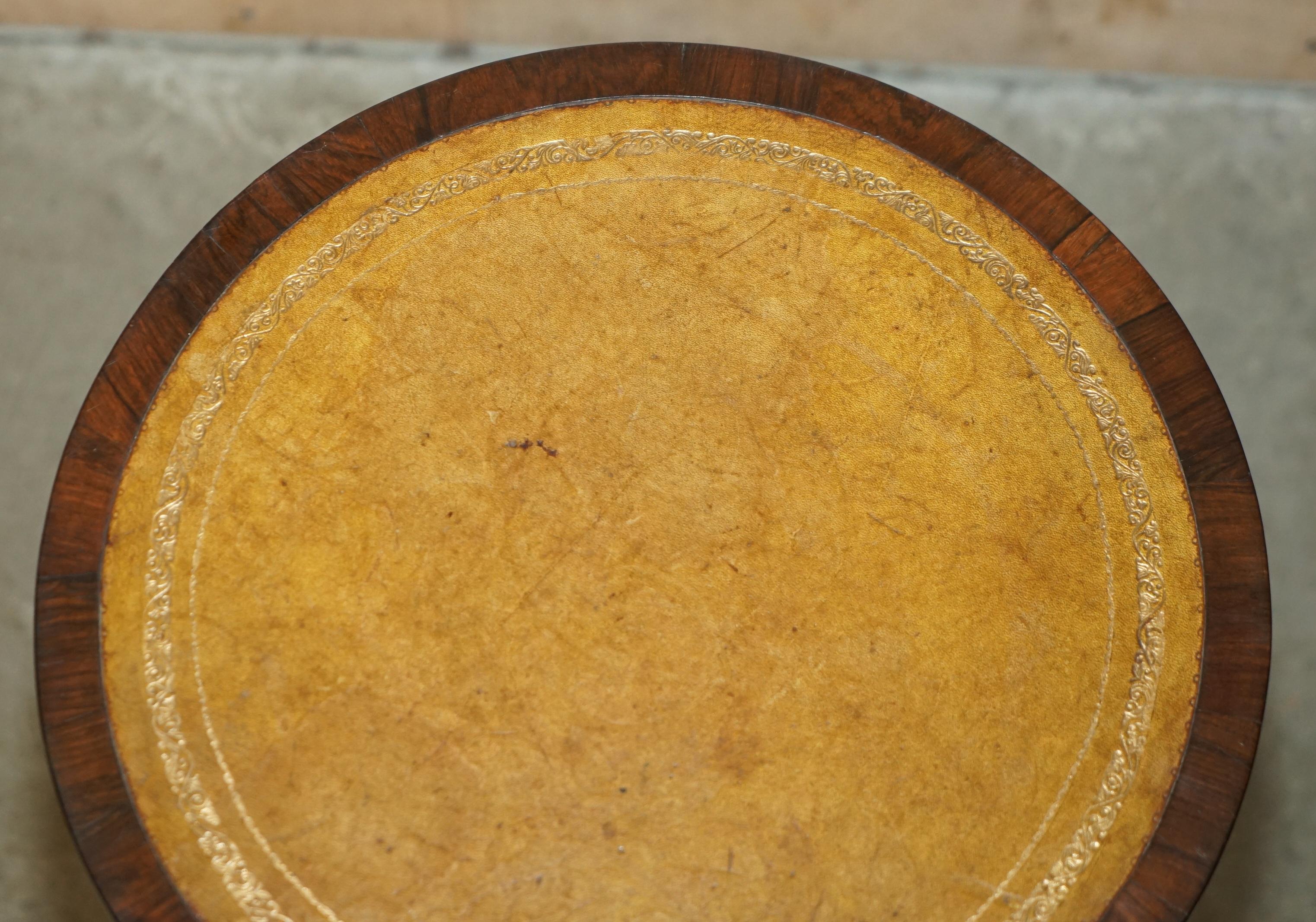 COPPIA DI TAVOLINI DA LAMPADA ANTIQUE REGENCY CIRCA 1815 IN LEGNO DURO E PELLE MARRONE SiDE in vendita 9