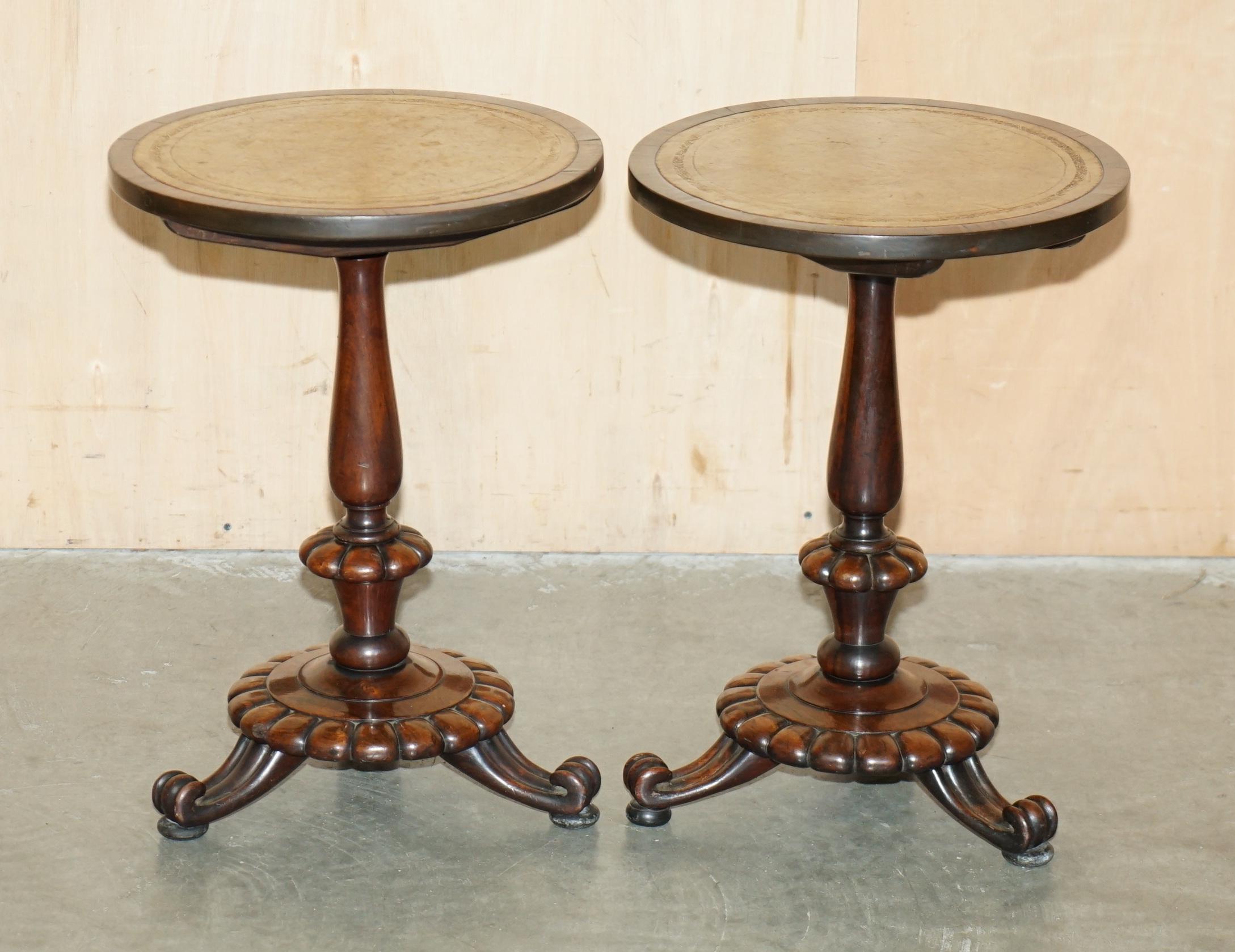 Casa Reale Antiquariato

Royal House Antiques è lieta di offrire in vendita questa splendida coppia di tavolini in legno di palissandro originali della Reggenza del 1810-1820 con piani in pelle marrone tinta a mano e lavorata a foglia d'oro. 

Le