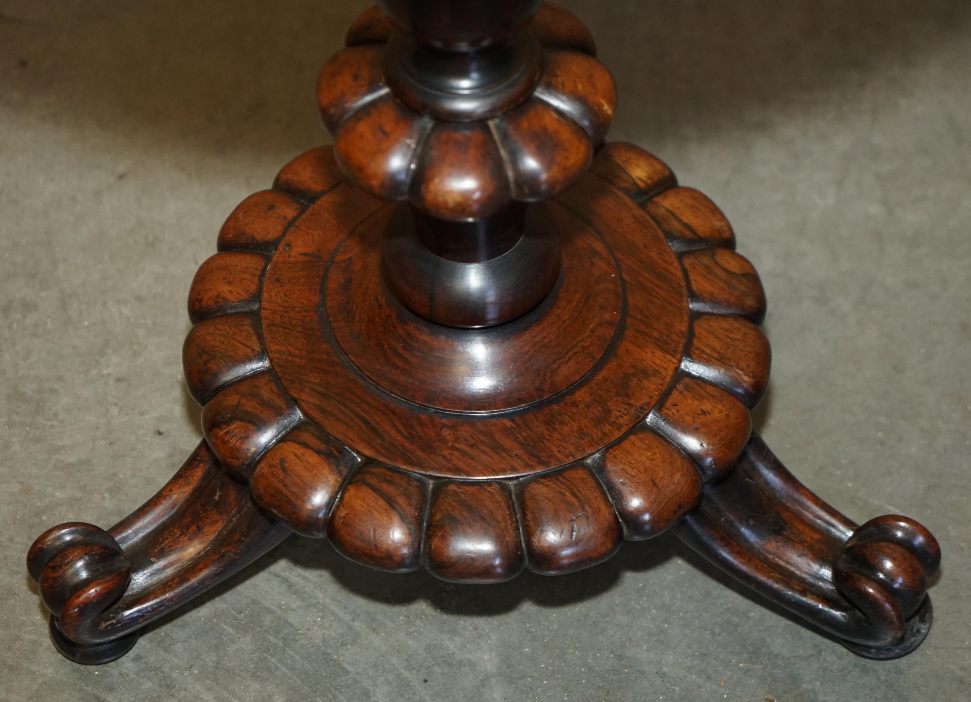 COPPIA DI TAVOLINI DA LAMPADA ANTIQUE REGENCY CIRCA 1815 IN LEGNO DURO E PELLE MARRONE SiDE in vendita 12