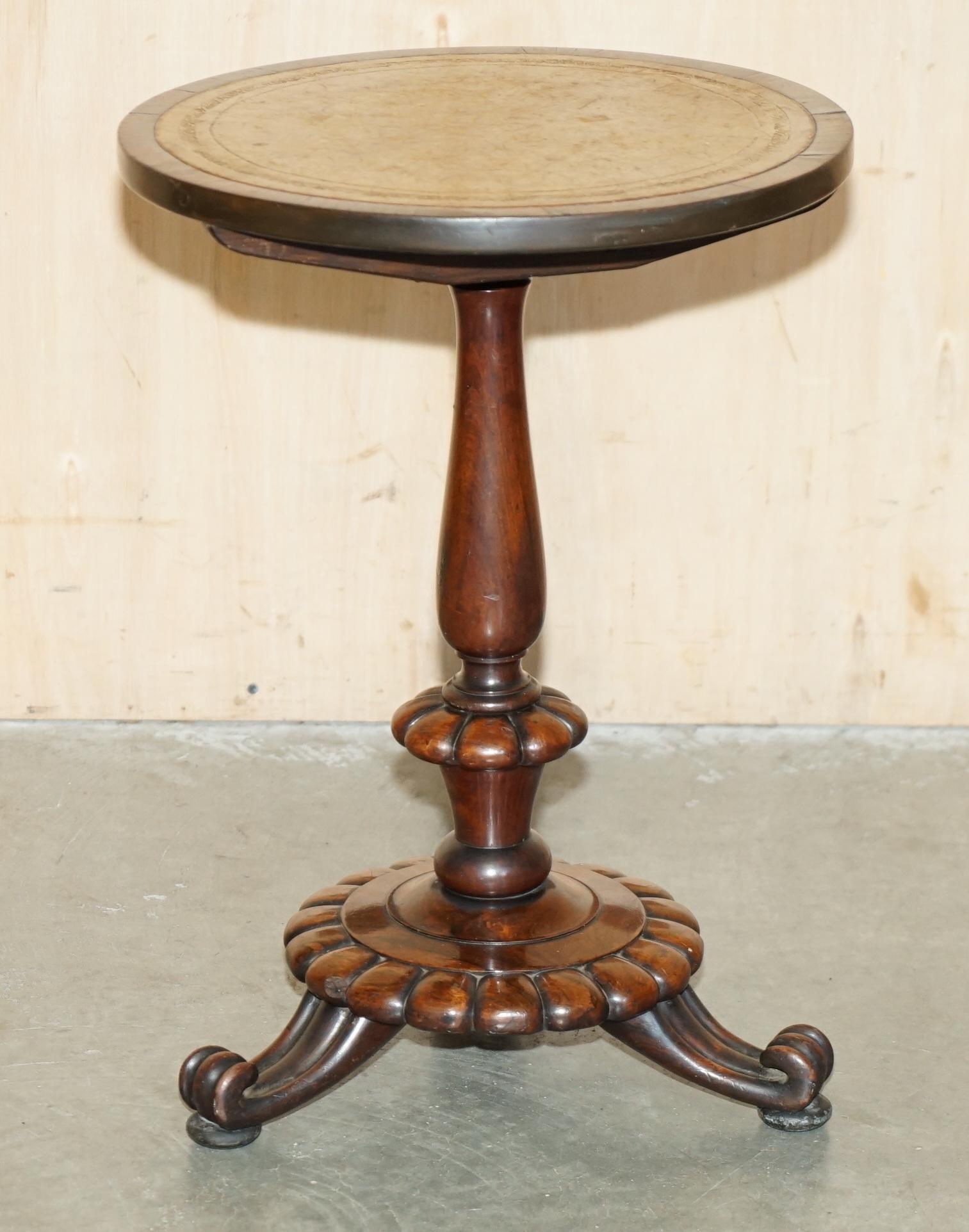 Regency COPPIA DI TAVOLINI DA LAMPADA ANTIQUE REGENCY CIRCA 1815 IN LEGNO DURO E PELLE MARRONE SiDE in vendita