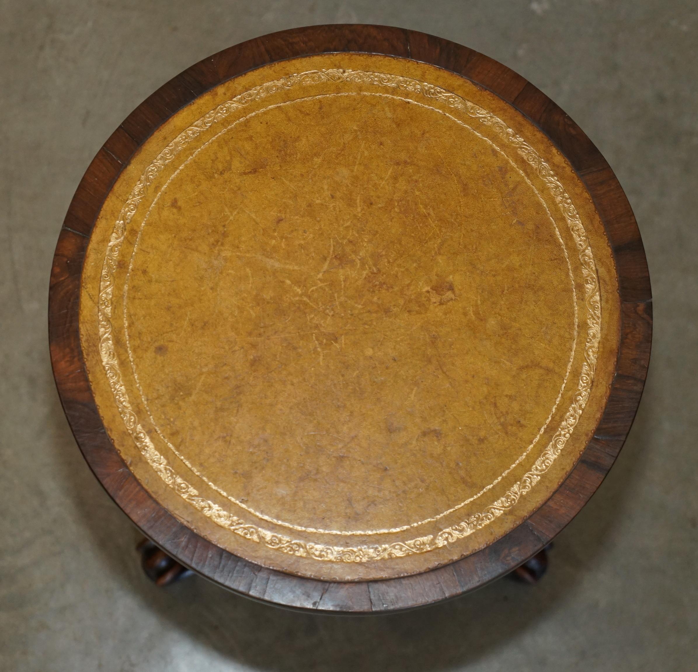 Inglese COPPIA DI TAVOLINI DA LAMPADA ANTIQUE REGENCY CIRCA 1815 IN LEGNO DURO E PELLE MARRONE SiDE in vendita