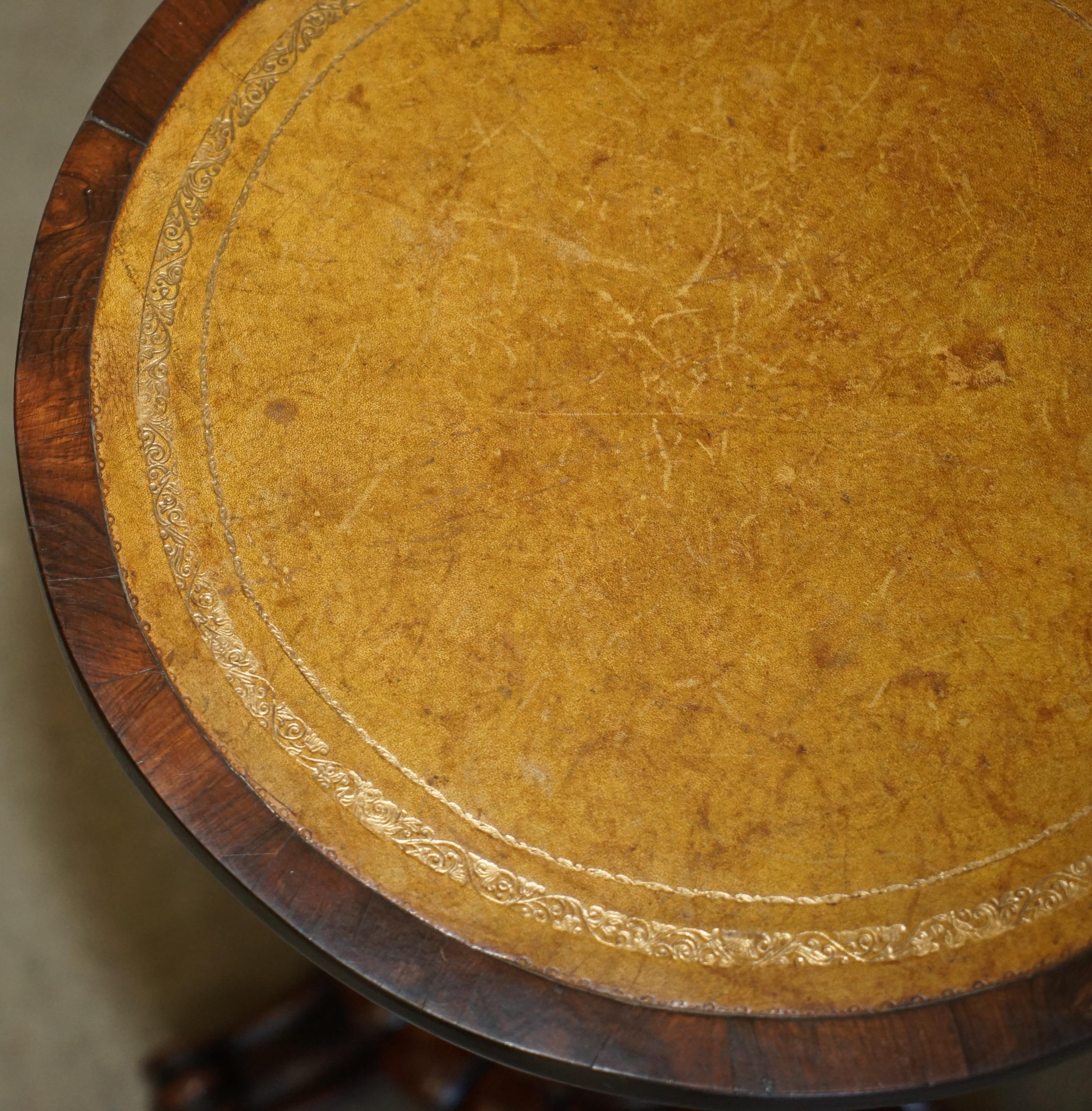 COPPIA DI TAVOLINI DA LAMPADA ANTIQUE REGENCY CIRCA 1815 IN LEGNO DURO E PELLE MARRONE SiDE In condizioni buone in vendita a West Sussex, Pulborough