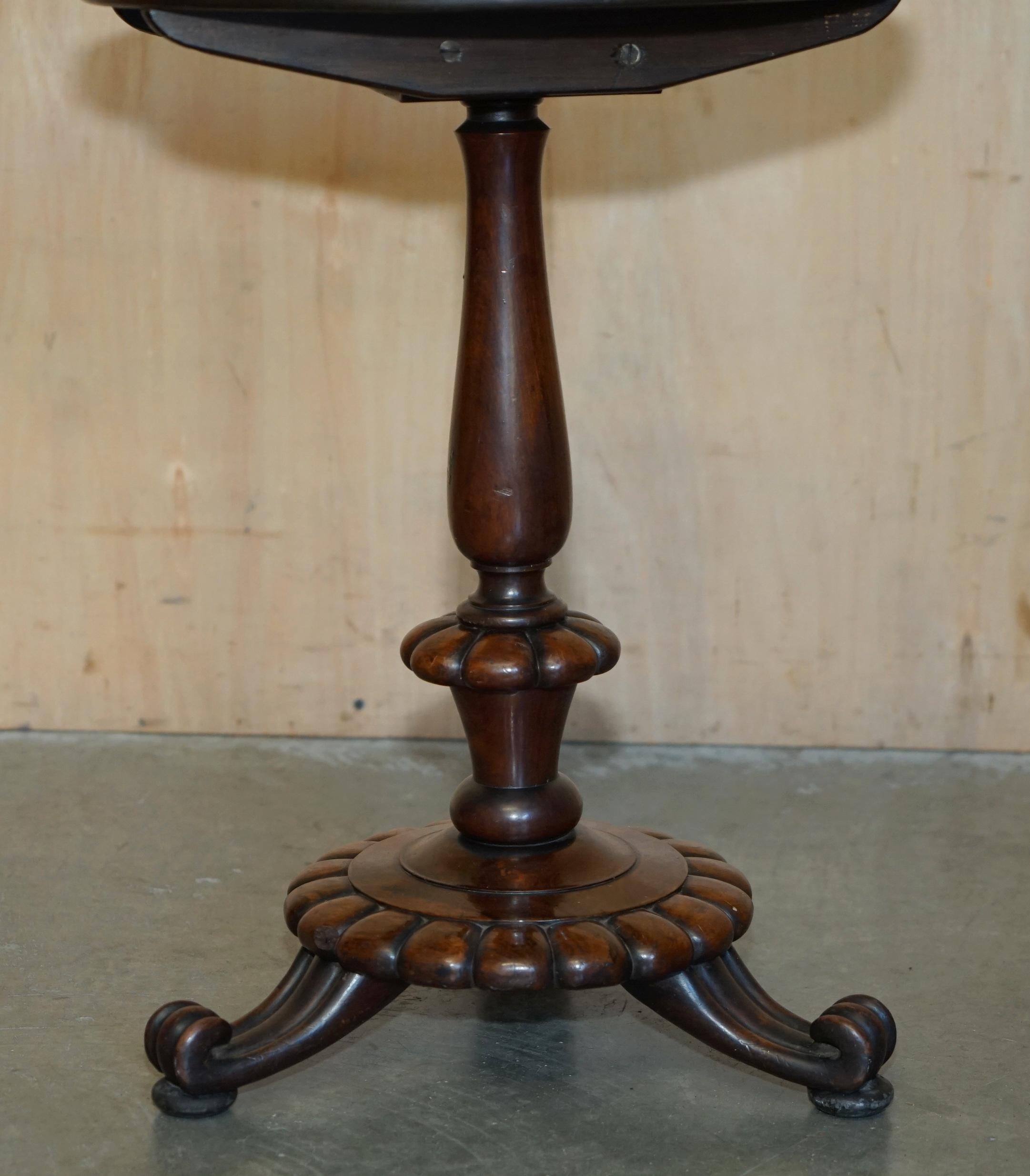 Inizio XIX secolo COPPIA DI TAVOLINI DA LAMPADA ANTIQUE REGENCY CIRCA 1815 IN LEGNO DURO E PELLE MARRONE SiDE in vendita
