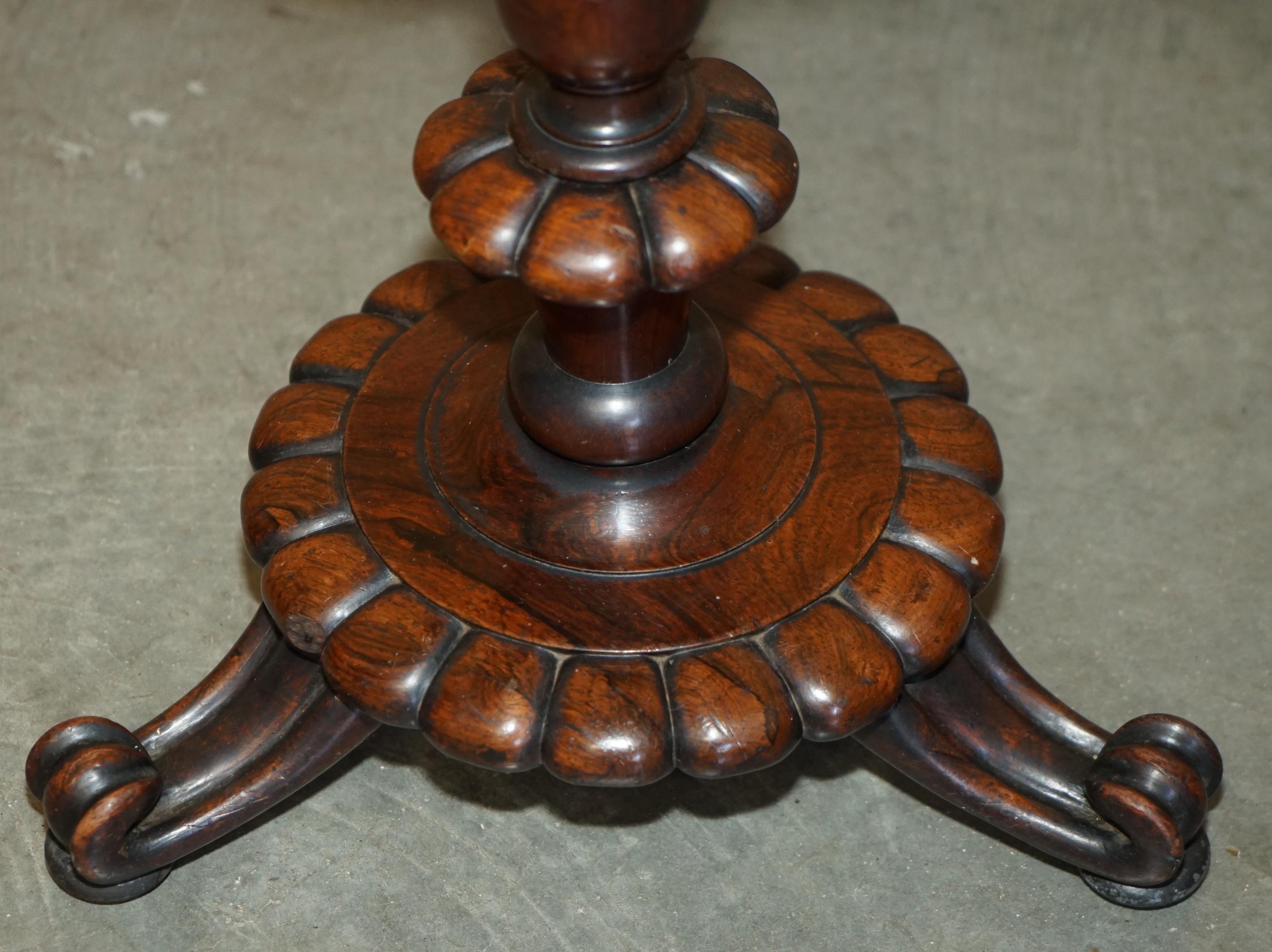 Pelle COPPIA DI TAVOLINI DA LAMPADA ANTIQUE REGENCY CIRCA 1815 IN LEGNO DURO E PELLE MARRONE SiDE in vendita
