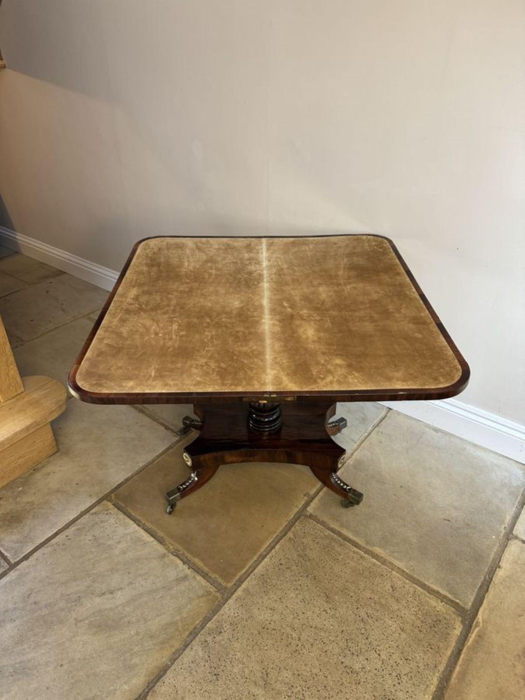 Paire de tables à cartes en palissandre de qualité exceptionnelle, de style Régence, avec des plateaux en palissandre de qualité exceptionnelle s'ouvrant pour révéler un intérieur en baize, une frise en palissandre avec des montures en laiton doré