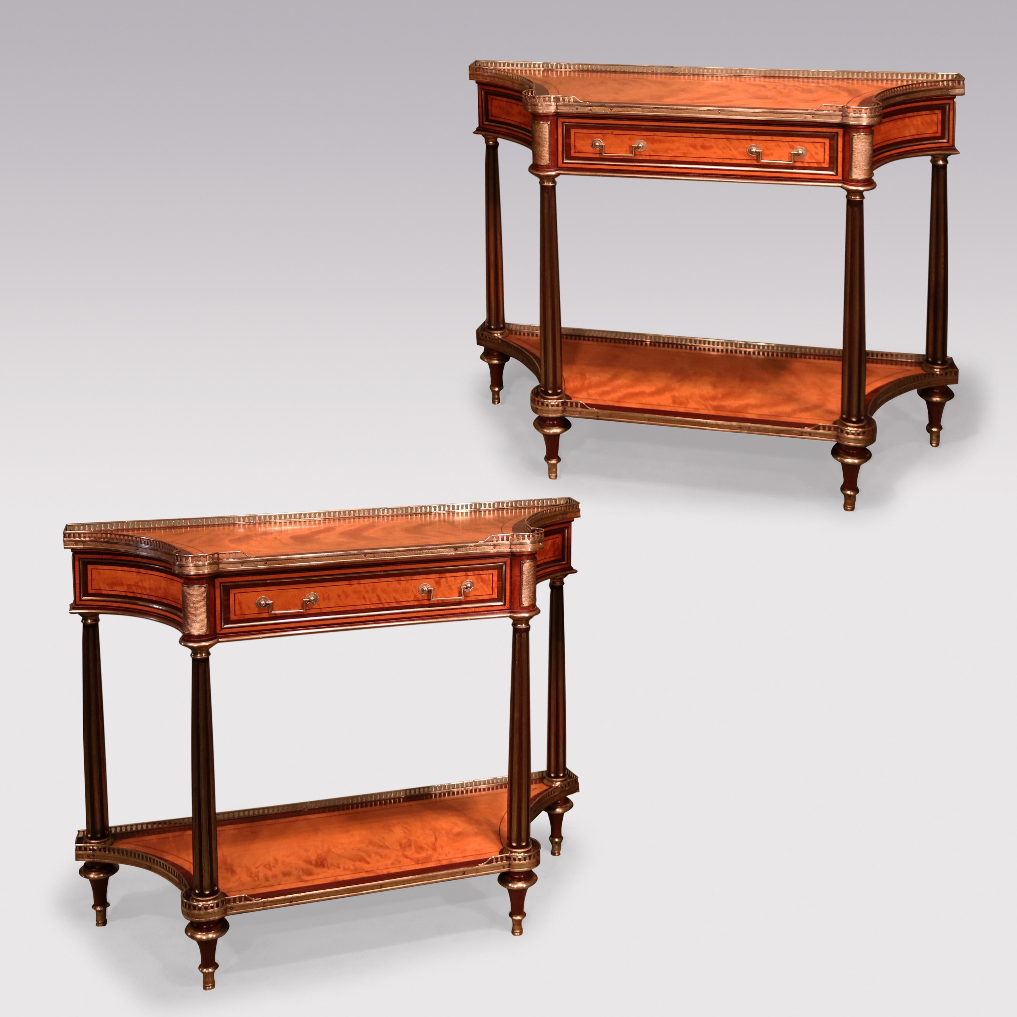 Ein feines und seltenes Paar Konsolentische aus der Regency-Periode mit konkaven Oberteilen aus Satinholz und Purpurherz über Friesschubladen, die von vergoldeten Messingplatten flankiert werden, auf kannelierten Messingbeinen mit ähnlichen