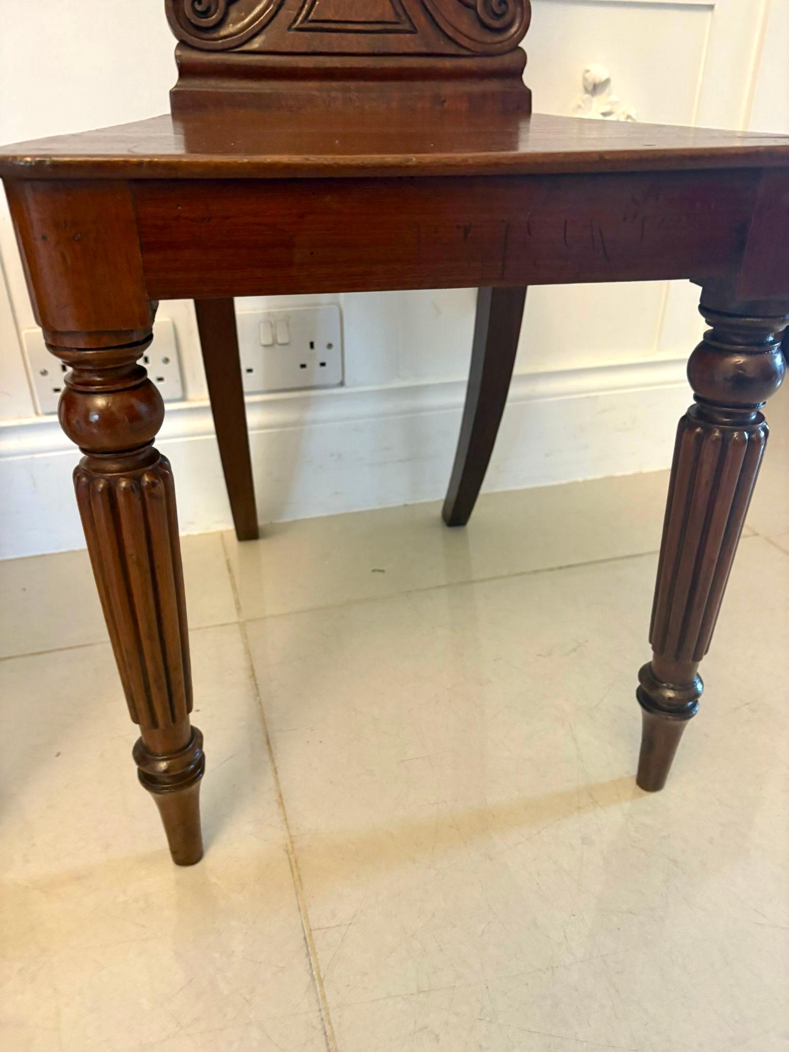 Paar antike, geschnitzte Mahagoni-Hallenstühle in Regency-Qualität im Angebot 4