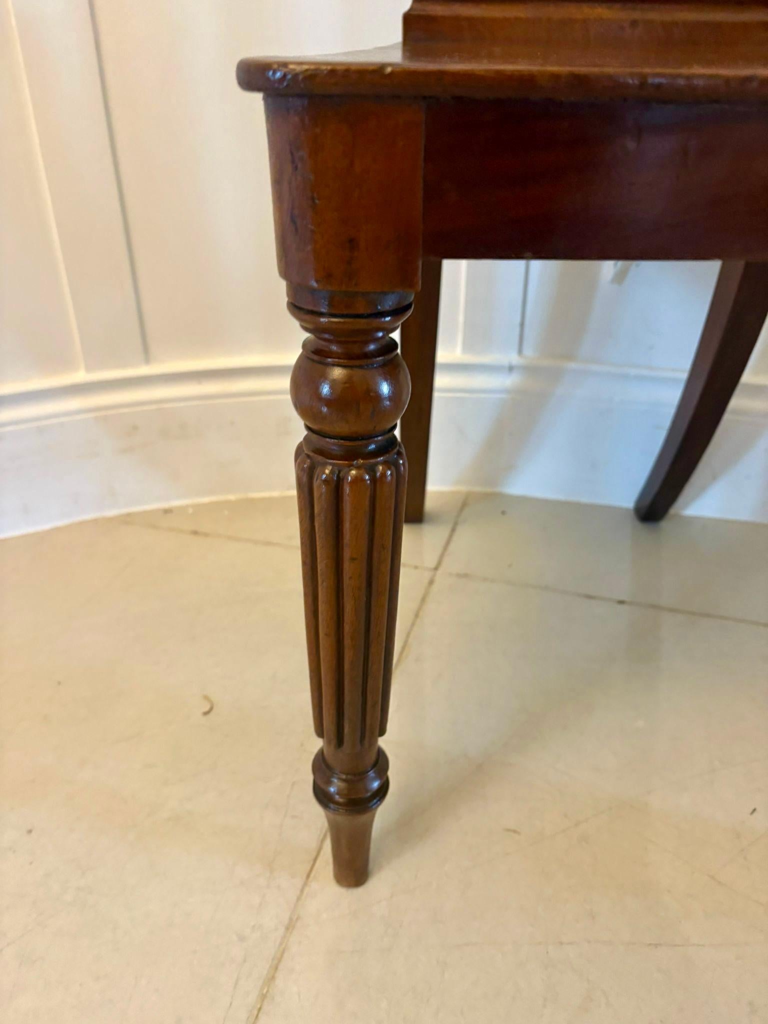 Paar antike, geschnitzte Mahagoni-Hallenstühle in Regency-Qualität im Angebot 5
