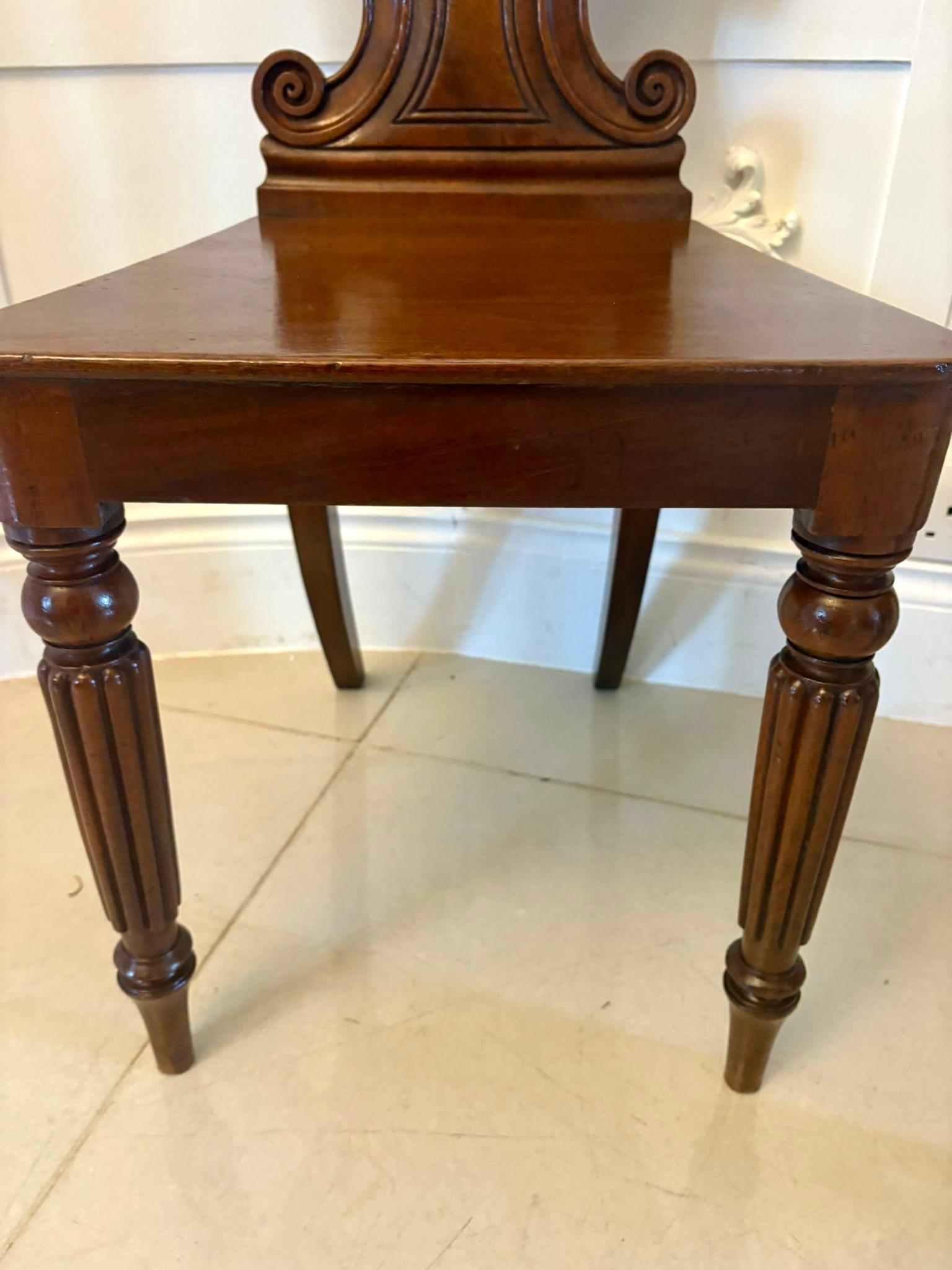 Paar antike, geschnitzte Mahagoni-Hallenstühle in Regency-Qualität im Angebot 6