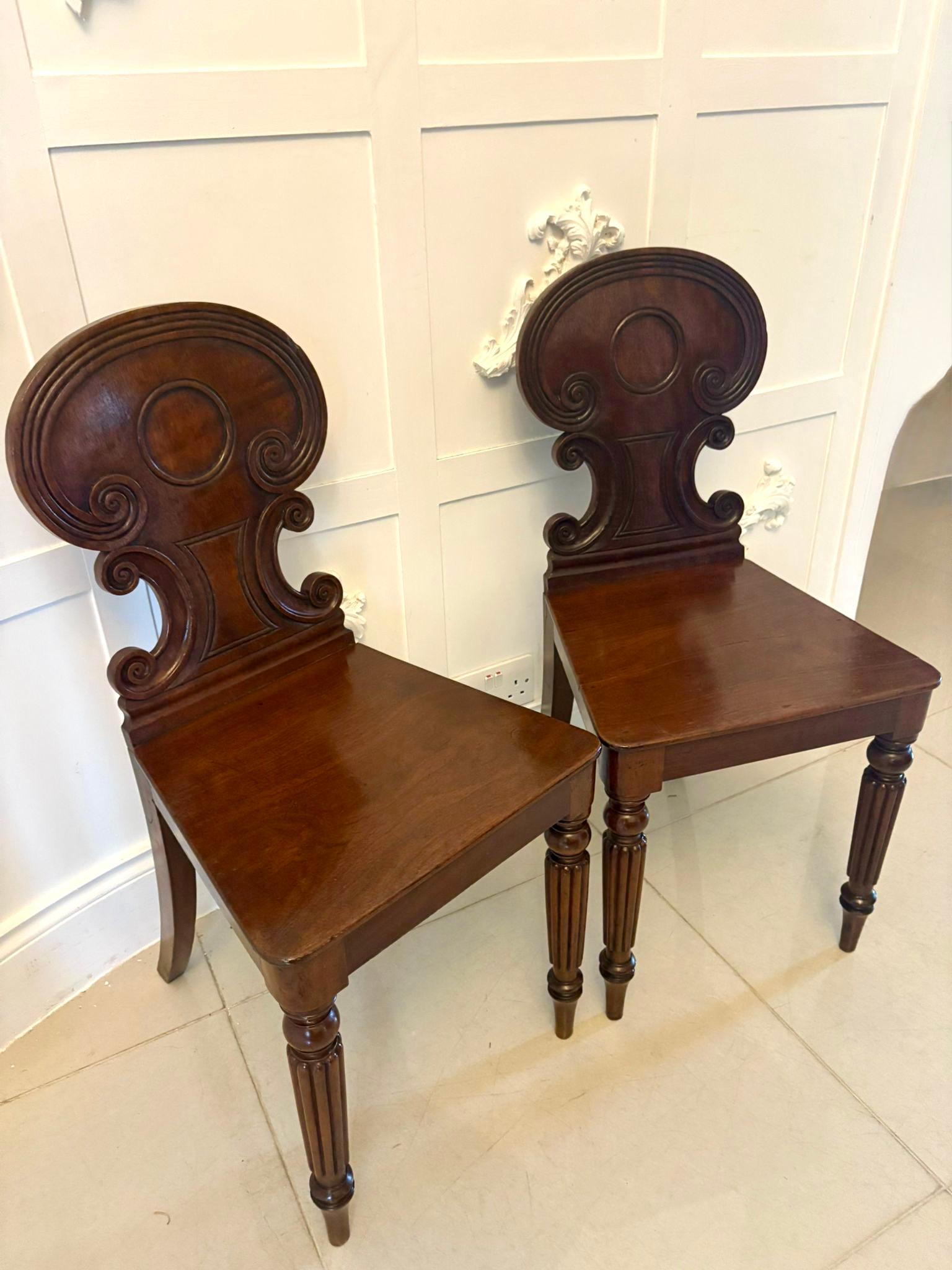 Paar antike, geschnitzte Mahagoni-Hallenstühle in Regency-Qualität im Zustand „Gut“ im Angebot in Suffolk, GB