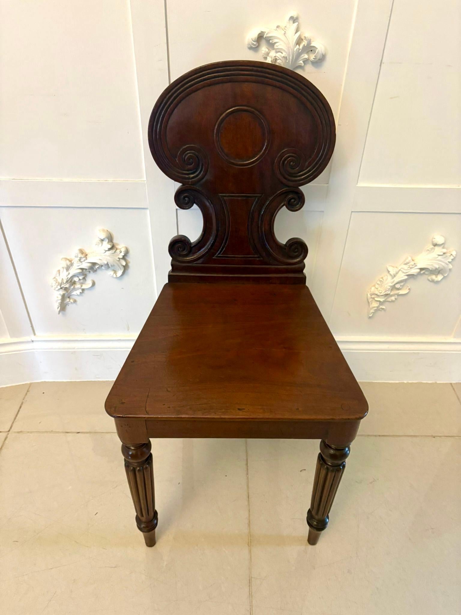 Paar antike, geschnitzte Mahagoni-Hallenstühle in Regency-Qualität im Angebot 1