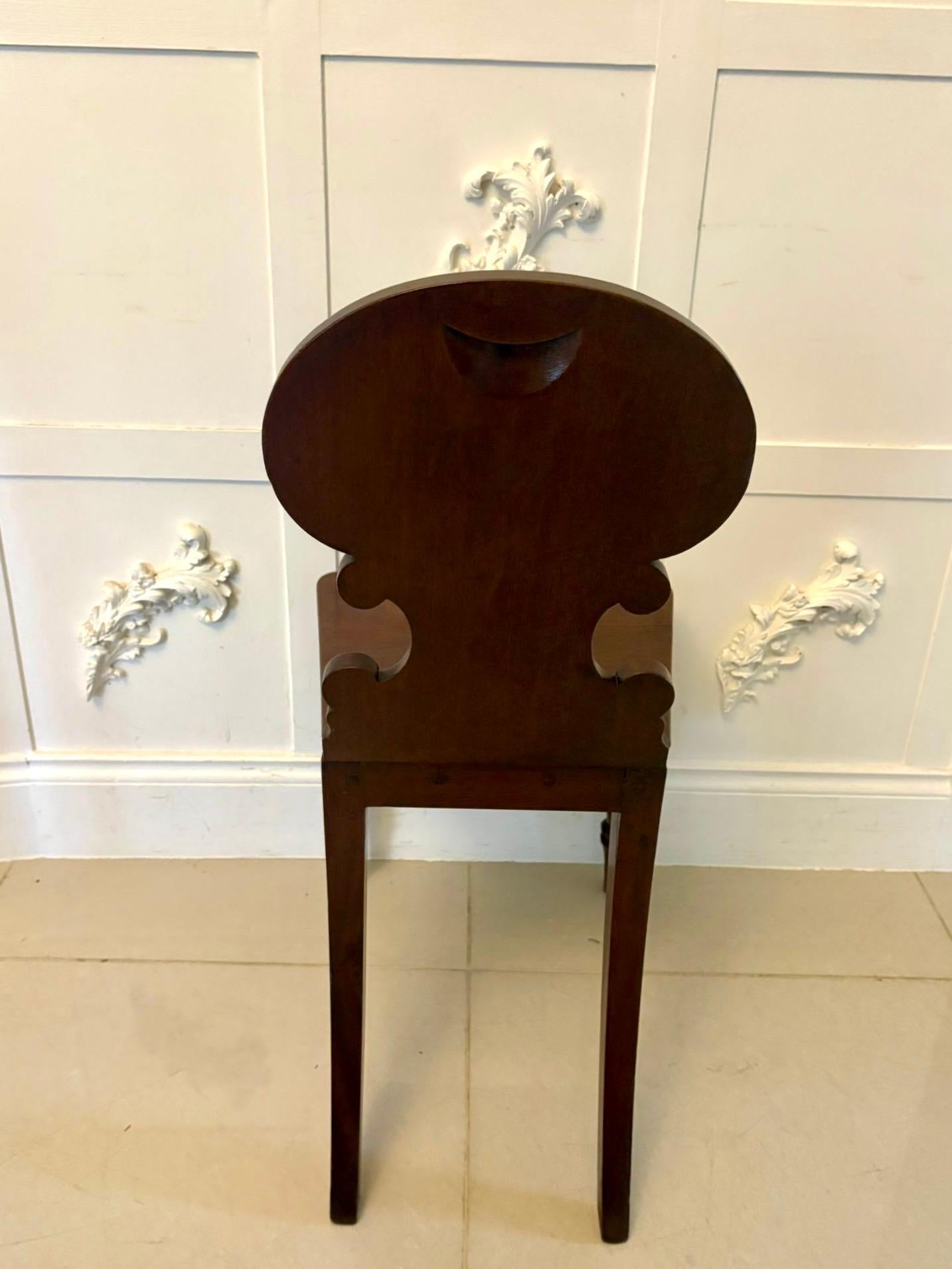 Paar antike, geschnitzte Mahagoni-Hallenstühle in Regency-Qualität im Angebot 3