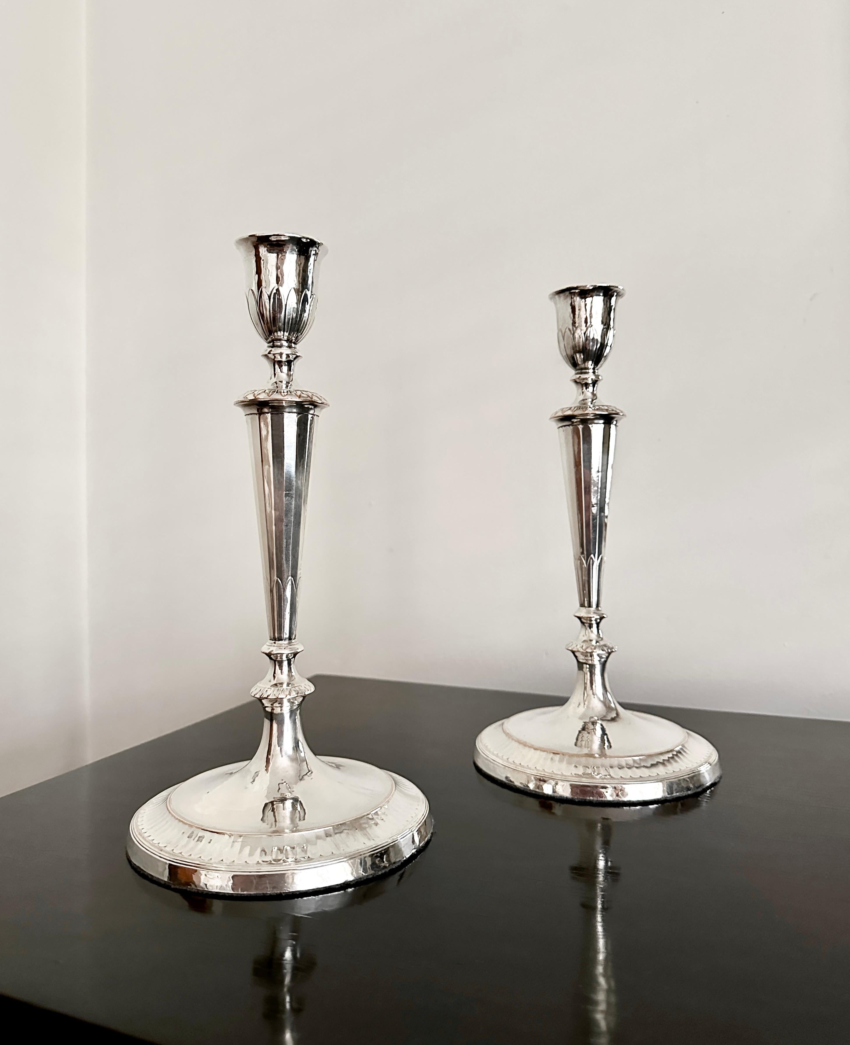 Antiguo par de candelabros ingleses de Sheffield de la Regencia. Los candelabros no tienen marca, como muchas piezas de chapa inglesa de Sheffield, datan del primer cuarto del siglo XIX, es decir, alrededor de 1825. La plata se ha limpiado y pulido