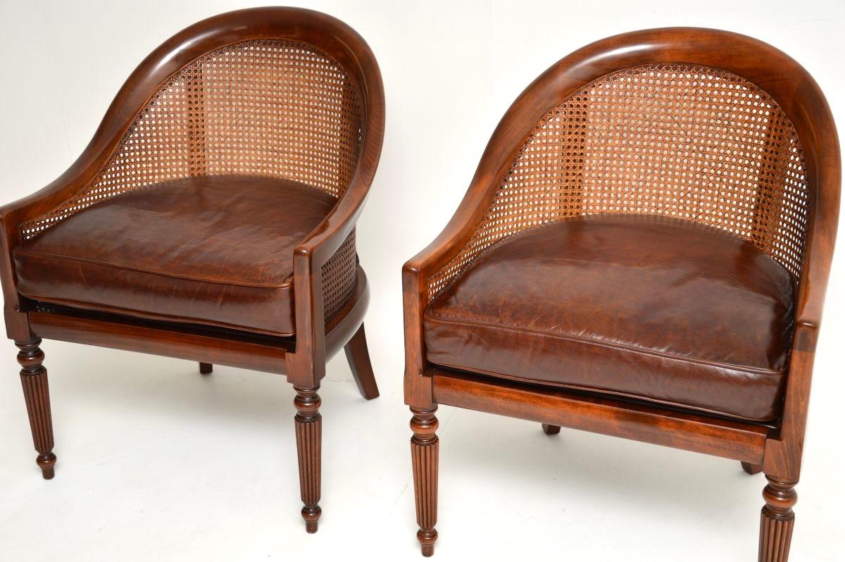 Paire de fauteuils anciens de style Régence en vente 3