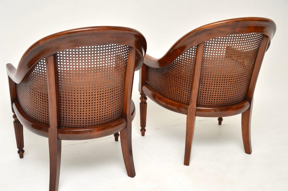 Paire de fauteuils anciens de style Régence en vente 4