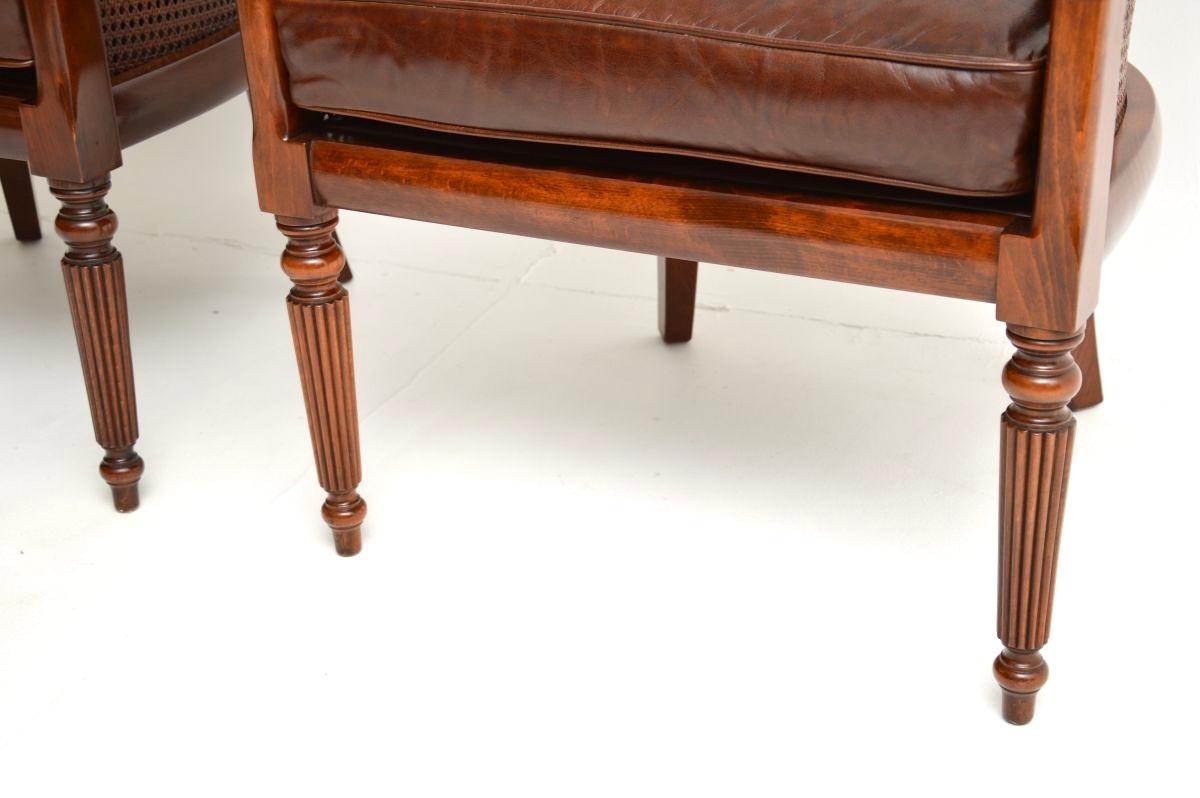 Paire de fauteuils anciens de style Régence en vente 5