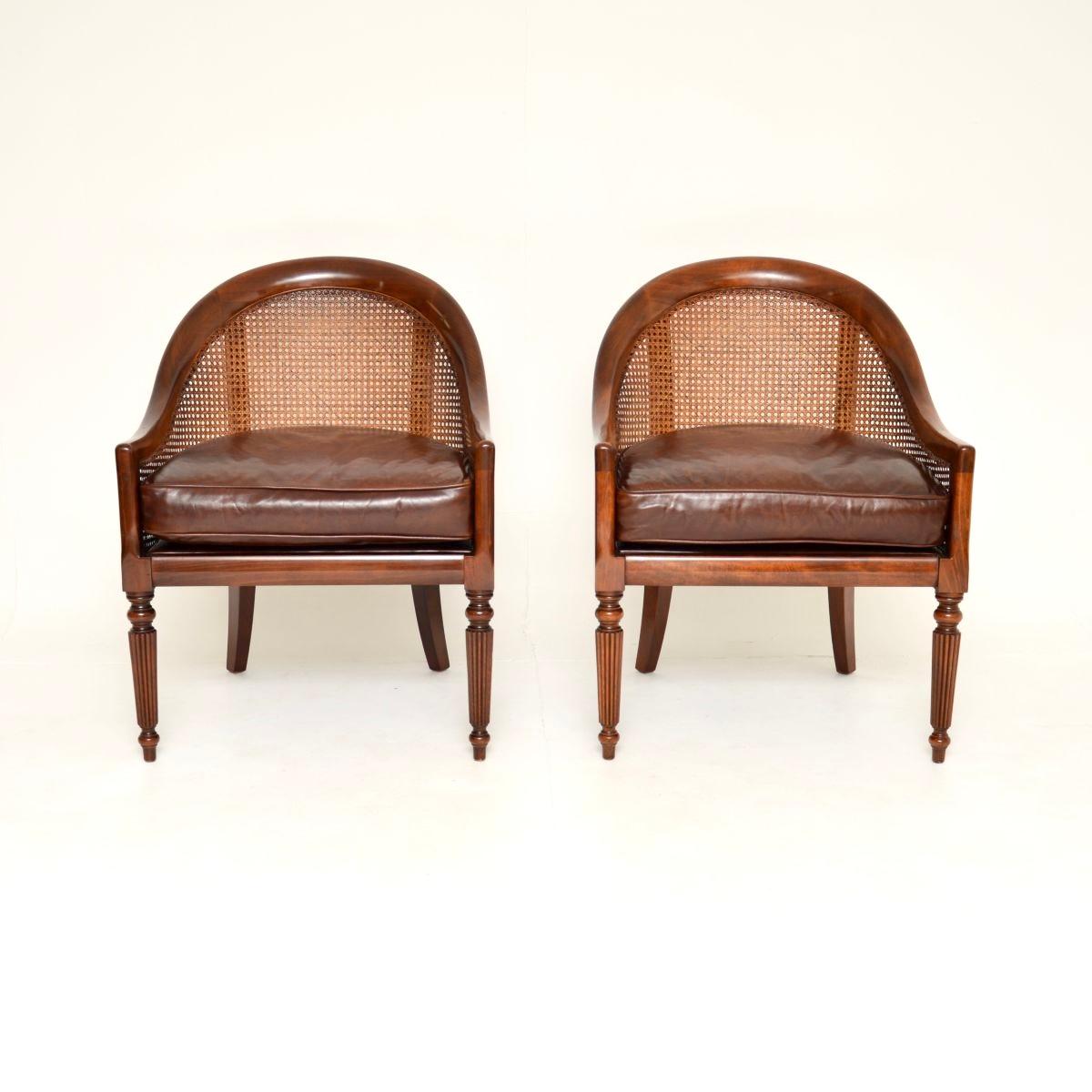 Une paire de fauteuils anciens de style Regency, élégants et extrêmement bien faits. Ils ont été fabriqués en Angleterre et datent des années 1960.

La qualité est superbe, avec de belles proportions, ils sont confortables et soutiennent bien, avec