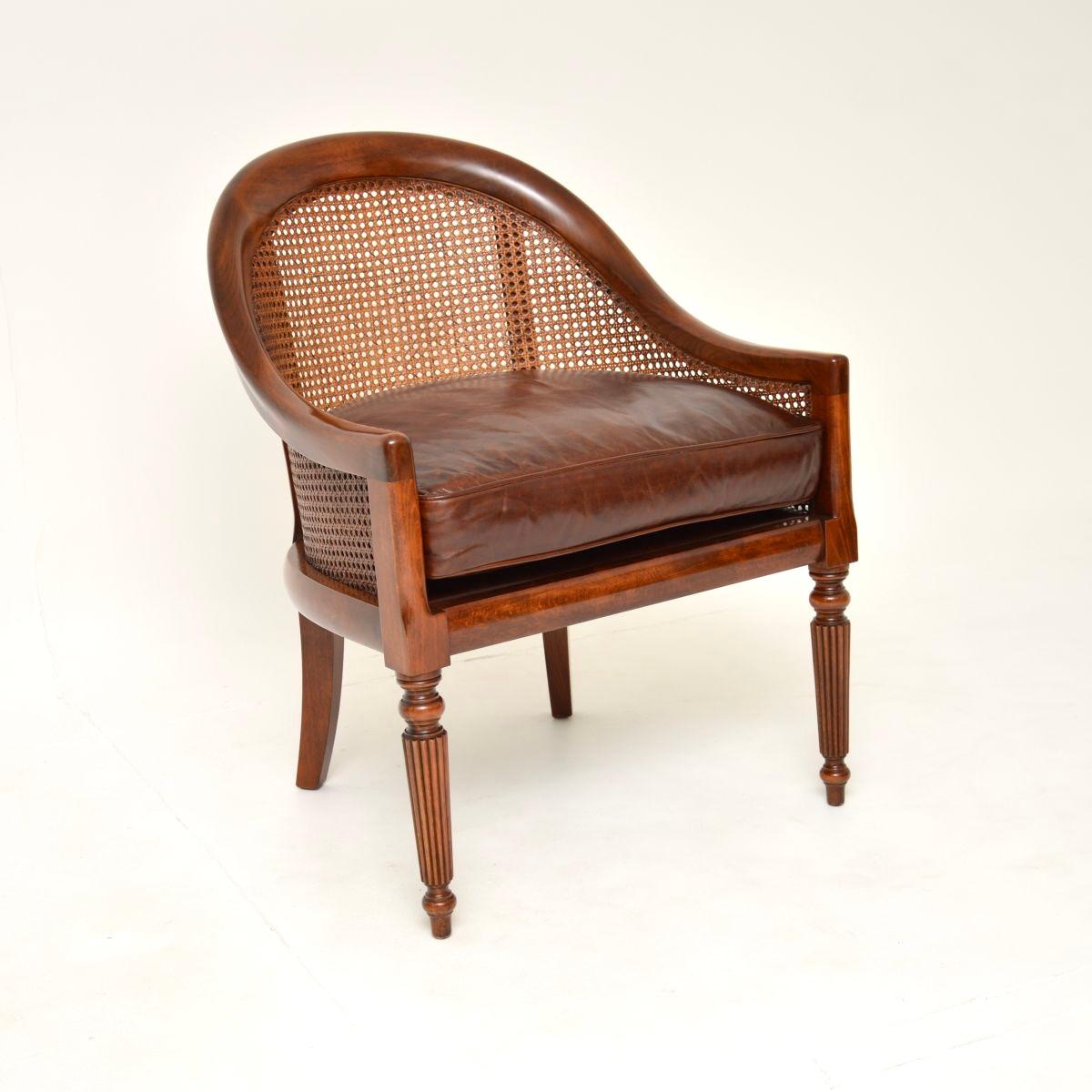 Milieu du XXe siècle Paire de fauteuils anciens de style Régence en vente