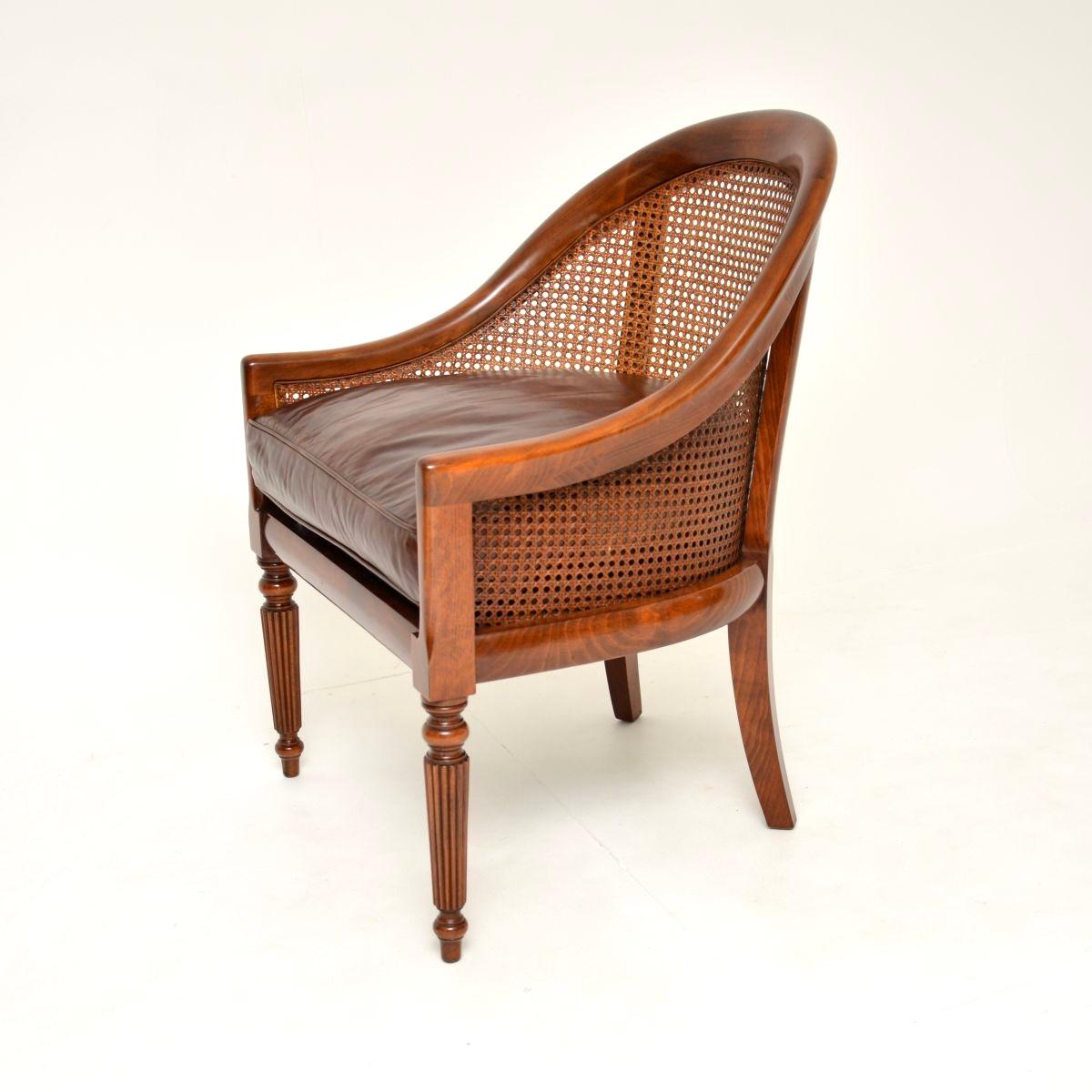 Cuir Paire de fauteuils anciens de style Régence en vente