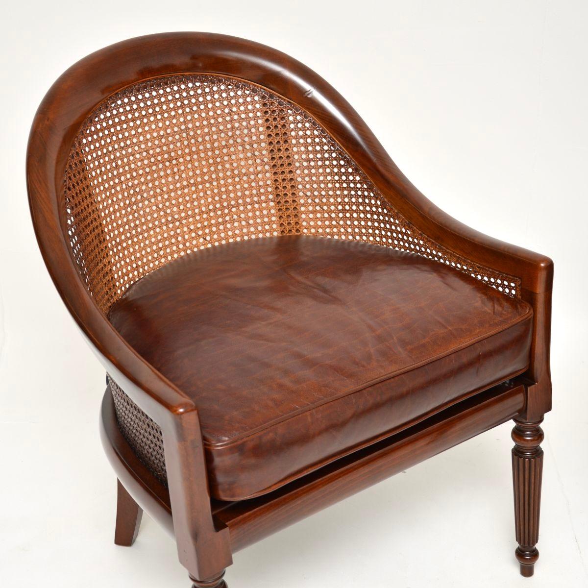 Paire de fauteuils anciens de style Régence en vente 1