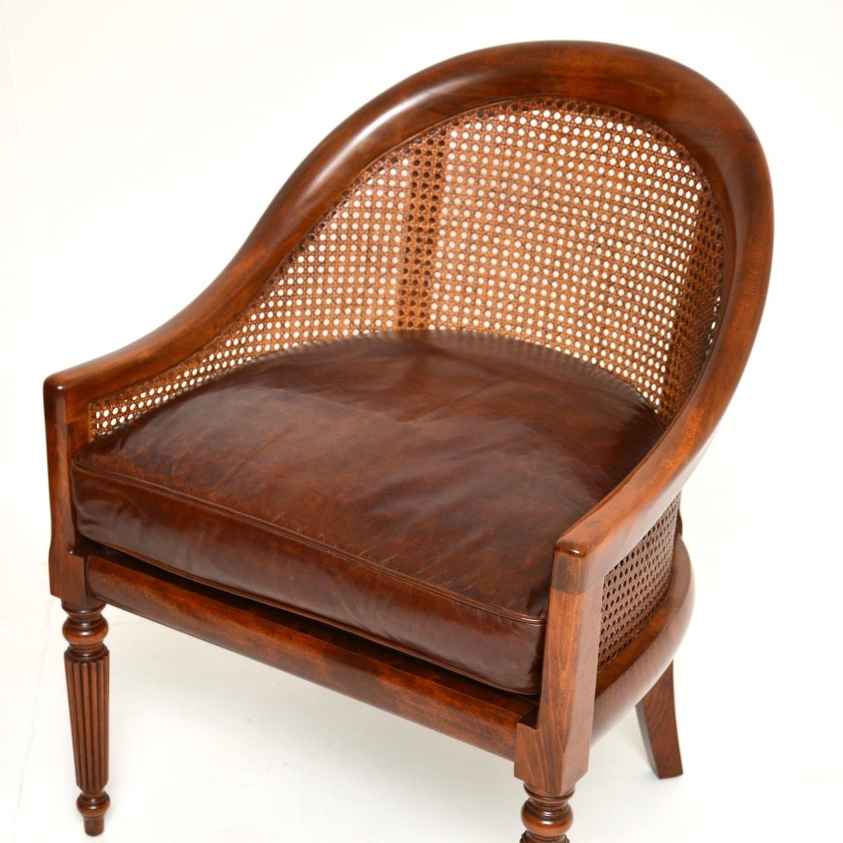 Paire de fauteuils anciens de style Régence en vente 2