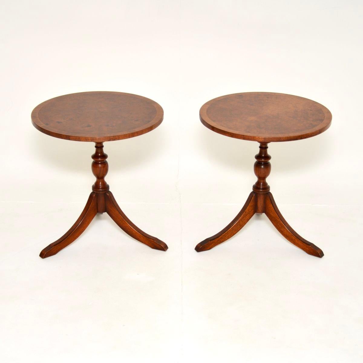 Magnifique paire de tables d'appoint en ronce de noyer de style Regency. Fabriqués en Angleterre, ils datent des années 1950.

Ils sont de très bonne qualité, les plateaux circulaires ont de magnifiques veinures de ronce de noyer et des bords à