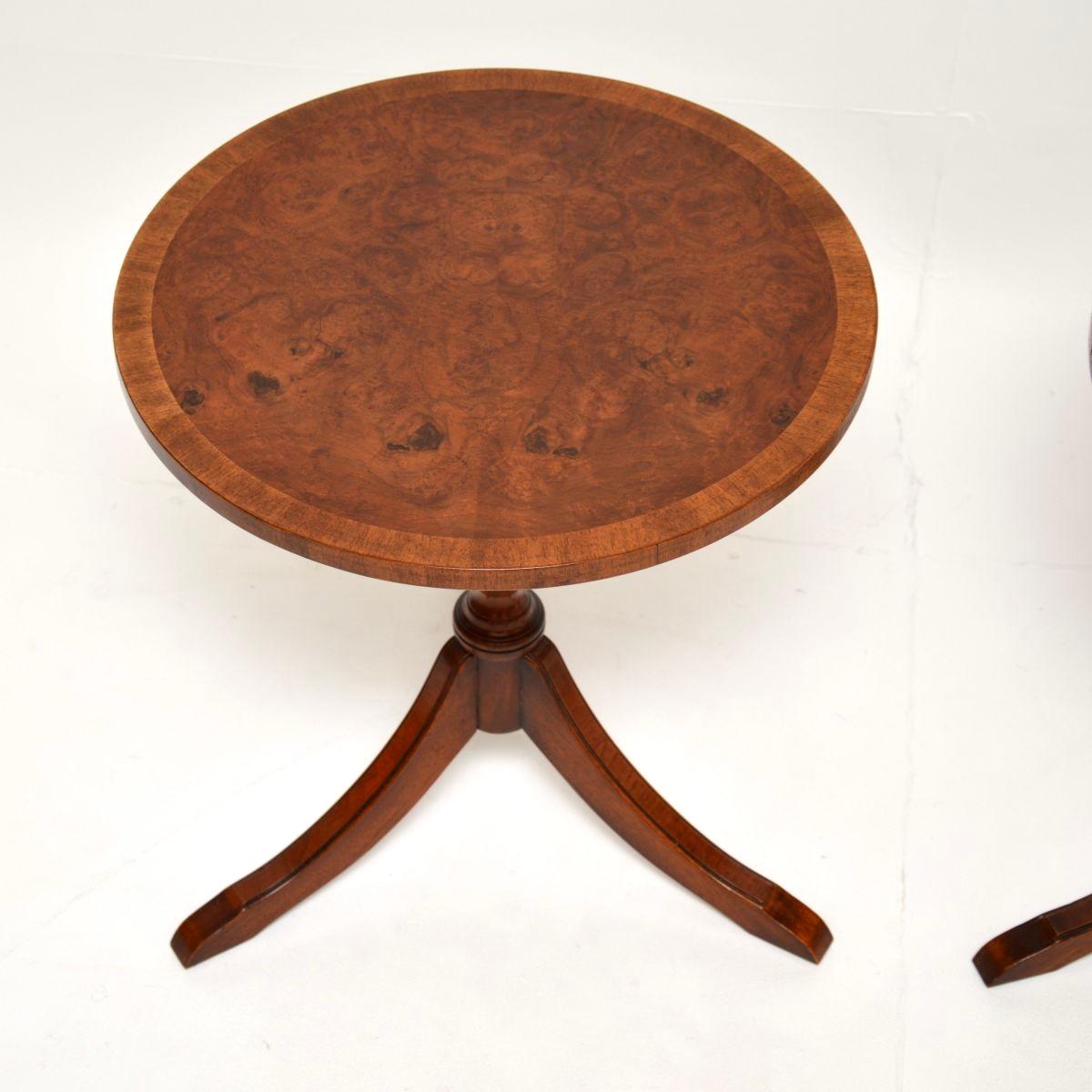 Regency Paire de tables d'appoint anciennes en ronce de noyer de style Régence en vente