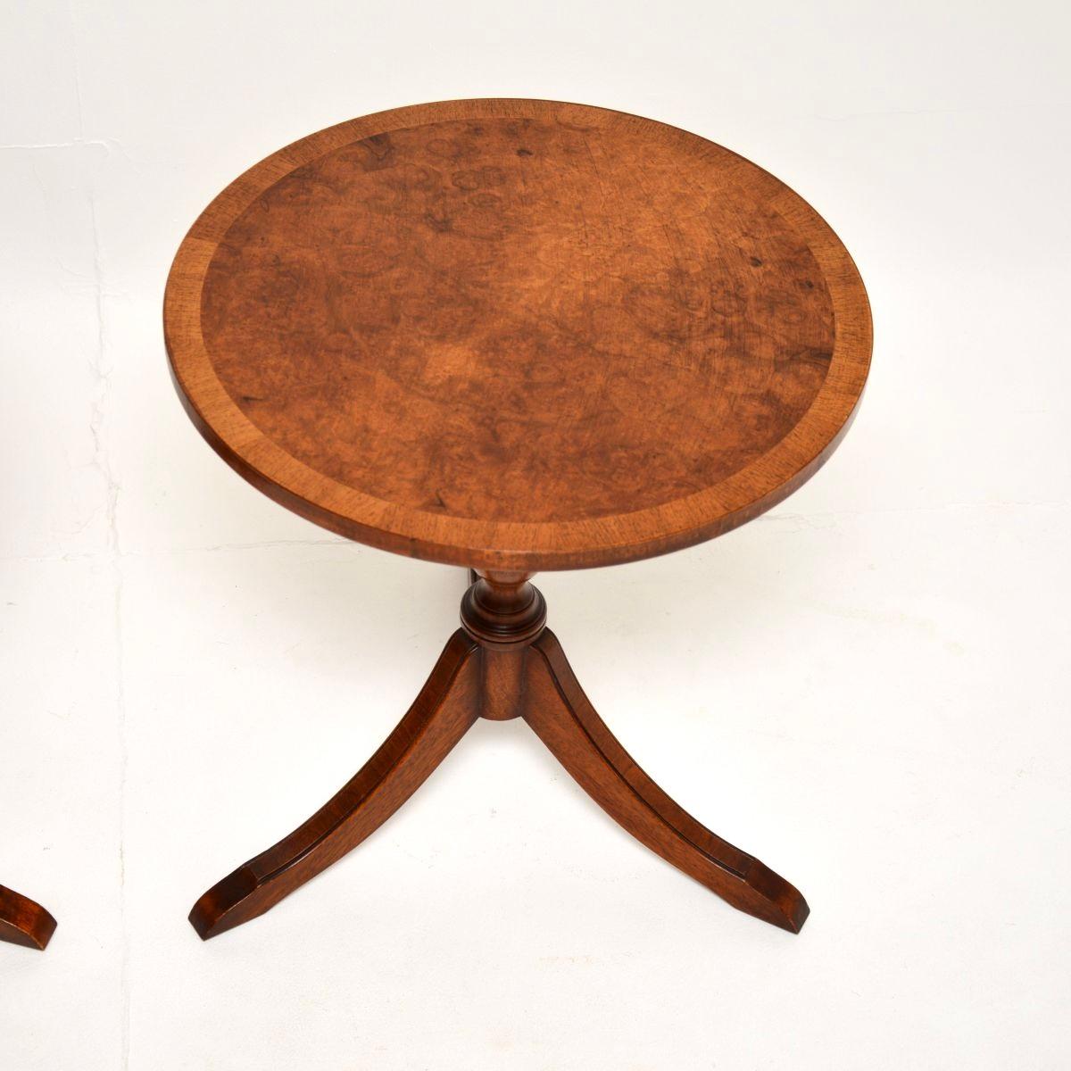Britannique Paire de tables d'appoint anciennes en ronce de noyer de style Régence en vente