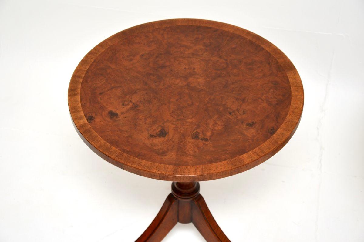 Paire de tables d'appoint anciennes en ronce de noyer de style Régence Bon état - En vente à London, GB