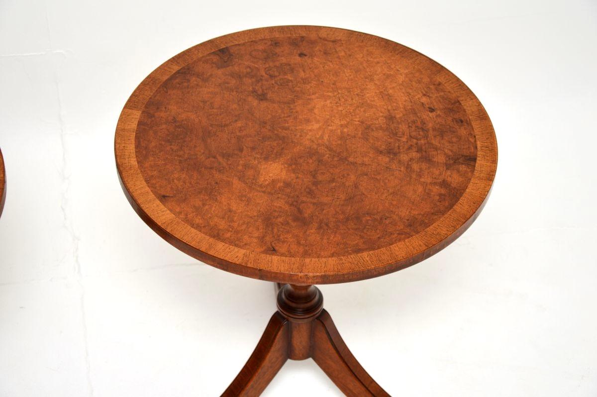 Milieu du XXe siècle Paire de tables d'appoint anciennes en ronce de noyer de style Régence en vente