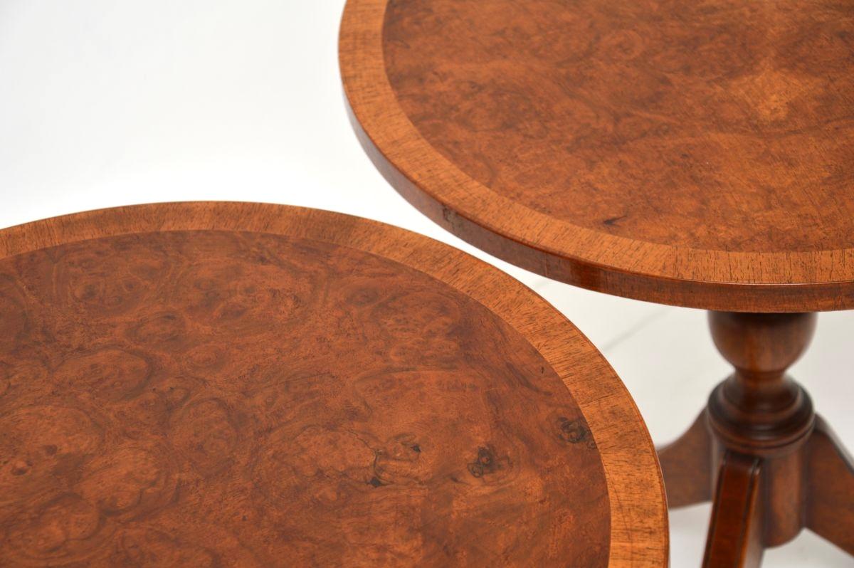 Noyer Paire de tables d'appoint anciennes en ronce de noyer de style Régence en vente