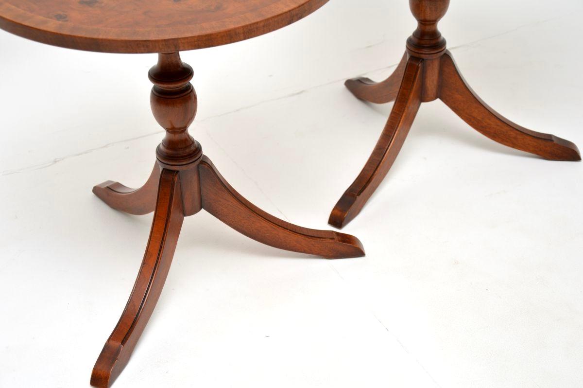 Paire de tables d'appoint anciennes en ronce de noyer de style Régence en vente 1